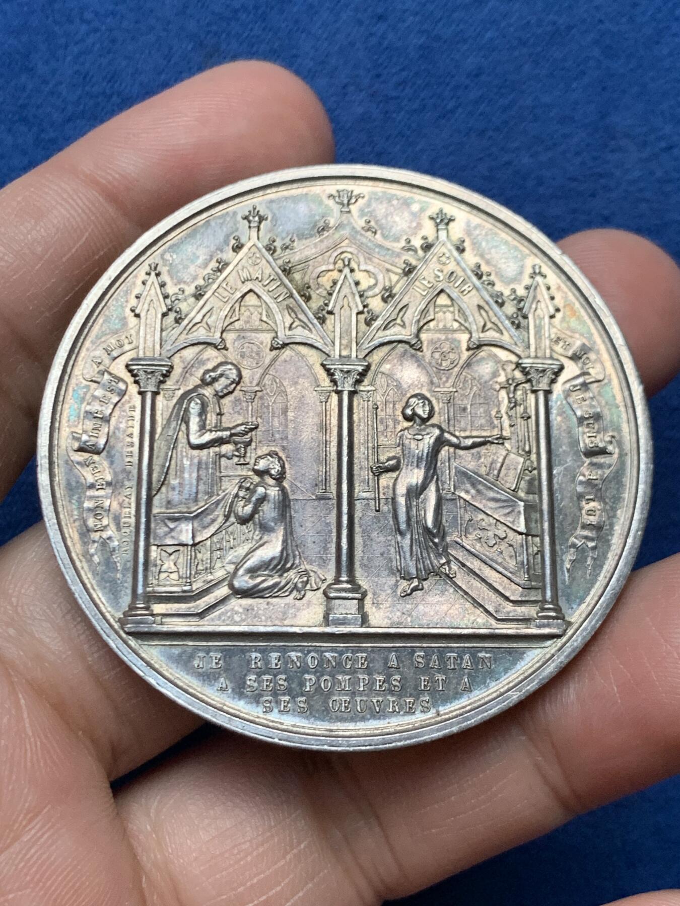 《竞宝斋》第472场 周日，周一，周二 3场连拍 （全场包邮）欢迎送拍 法国洗礼、圣餐和坚信礼银章，60.55g，51mm，蜜蜂边铭