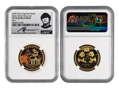 冠军-HICC 4月8日香港拍卖 - 2026年世界钱币展览会·柏林熊猫纪念章，15克金 #23，成色99.9%，直径27毫米，铸造量25枚，NGC PF 70 ULTRA CAMEO，设计师余敏亲笔签名版标签，珍稀的、品相最好的2026年世界钱币展览会·柏林熊猫15克金质纪念章