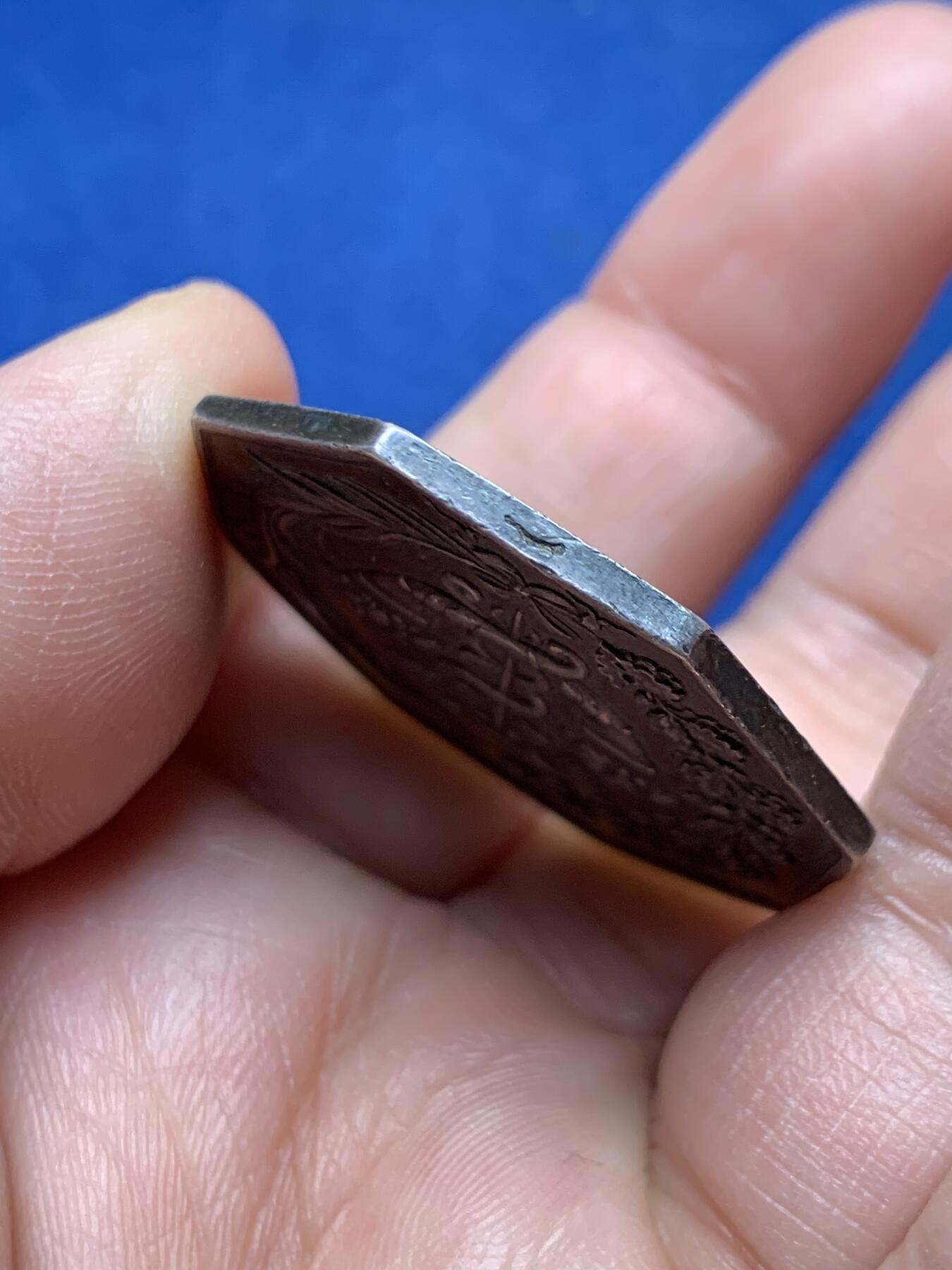 《竞宝斋》第472场 周日，周一，周二 3场连拍 （全场包邮）欢迎送拍 法国波尔多银行八角银质代币，16.11g，34.6mm，油灯边铭