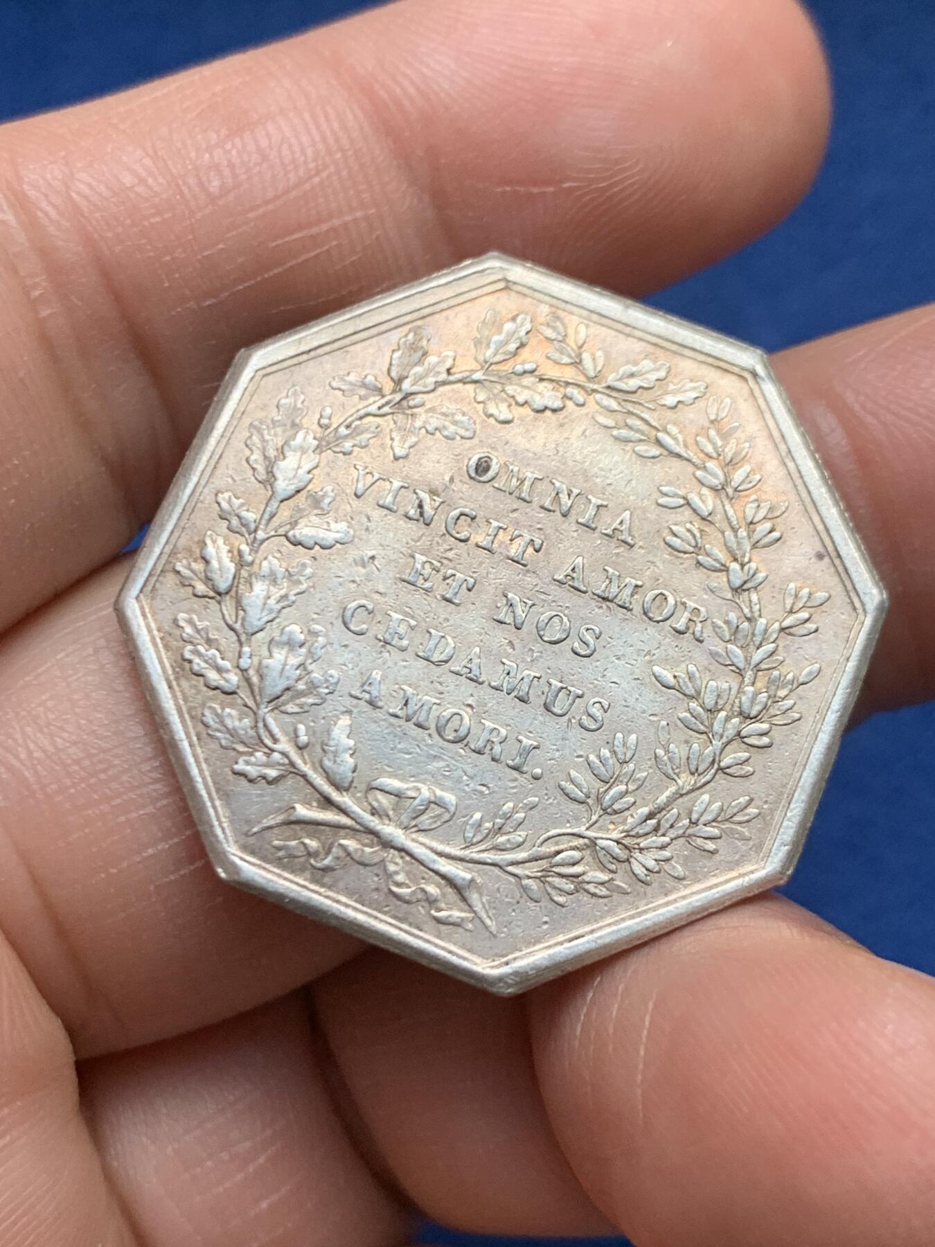 《竞宝斋》第472场 周日，周一，周二 3场连拍 （全场包邮）欢迎送拍 法国八角银质代币，爱情与婚姻信物，丘比特骑着狮子，“爱能战胜一切”，13.68g，31.4mm，早期无边铭，铸造风格像路易十六时期