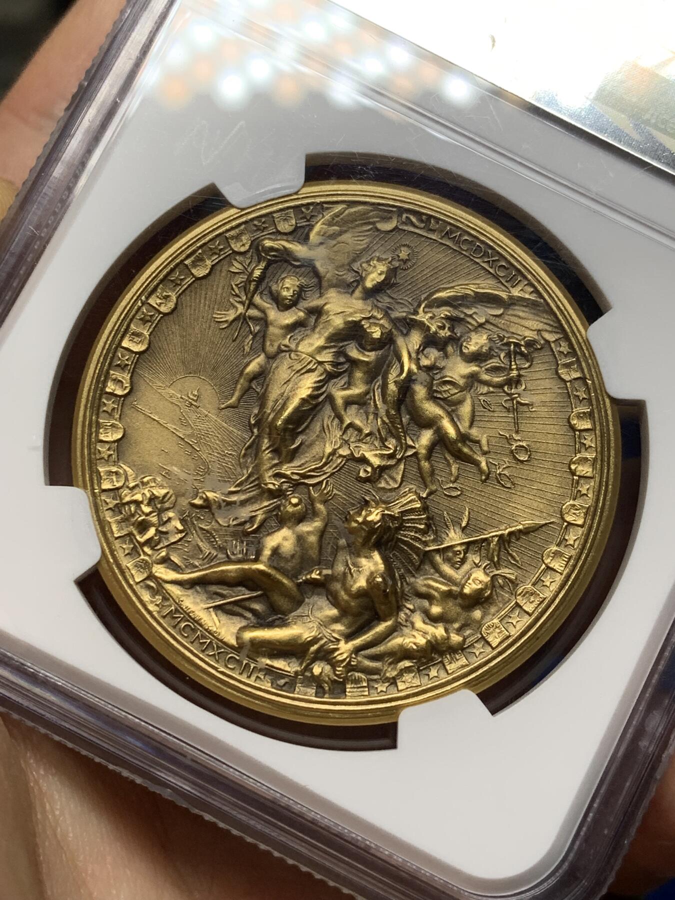 《竞宝斋》第472场 周日，周一，周二 3场连拍 （全场包邮）欢迎送拍 NGC MS69 意大利1992年纪念哥伦布发现每周大陆500周年大铜章，非常漂亮的高浮雕。意大利名家Ludovico设计作品，超级高分，足够自藏。