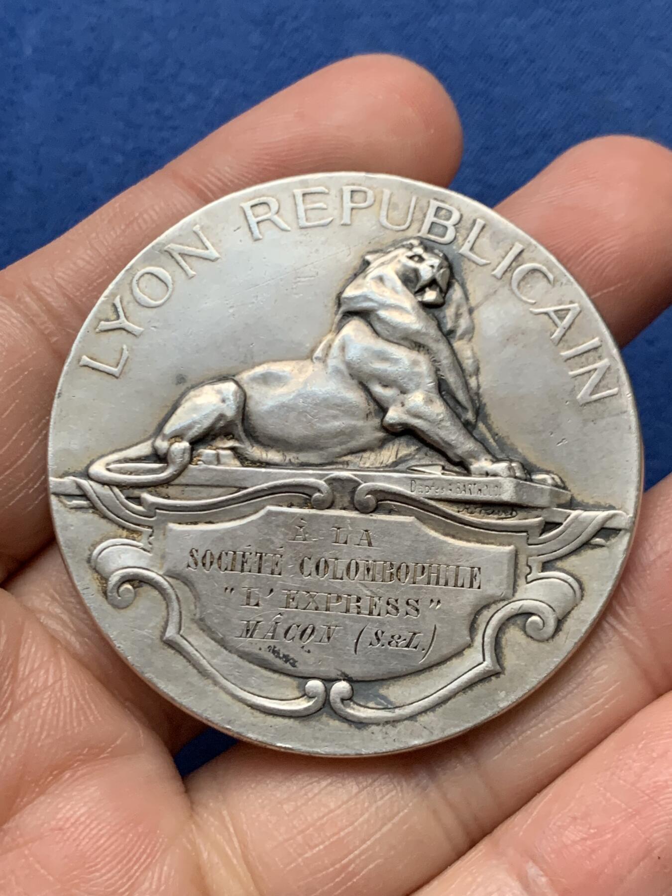 《竞宝斋》第472场 周日，周一，周二 3场连拍 （全场包邮）欢迎送拍 法国Bottee 里昂市鸽友协会银章，58.8g，49.3mm，丰饶角边铭