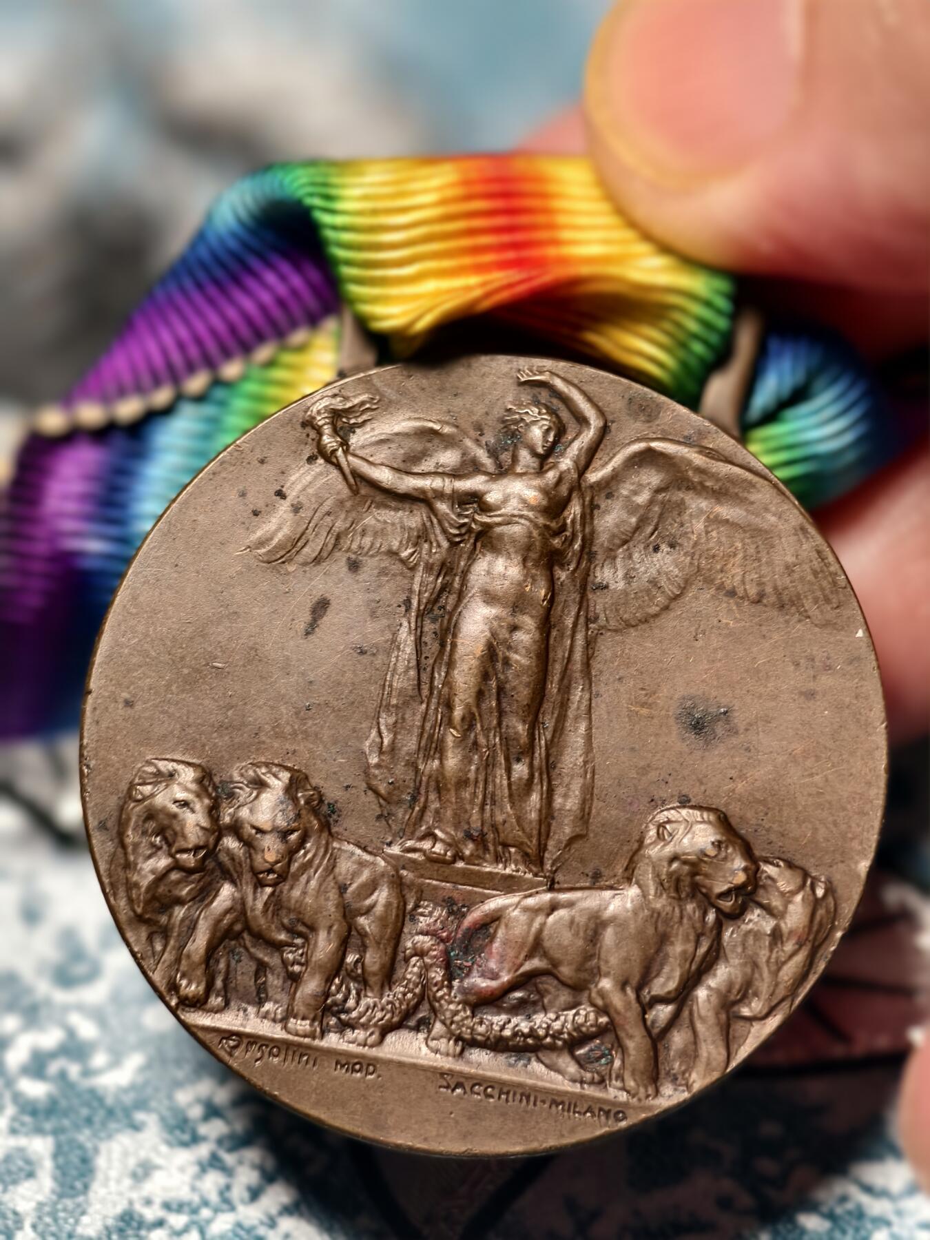 抚柳草堂-第十七期章牌钱币  奖章勋章限时免佣 满百包邮 放漏专场 意大利一战胜利勋章（Medaglia Interalleata della Vittoria 1914-1918）意大利著名雕塑家 Gaetano Sacchini（加埃塔诺·萨基尼设计