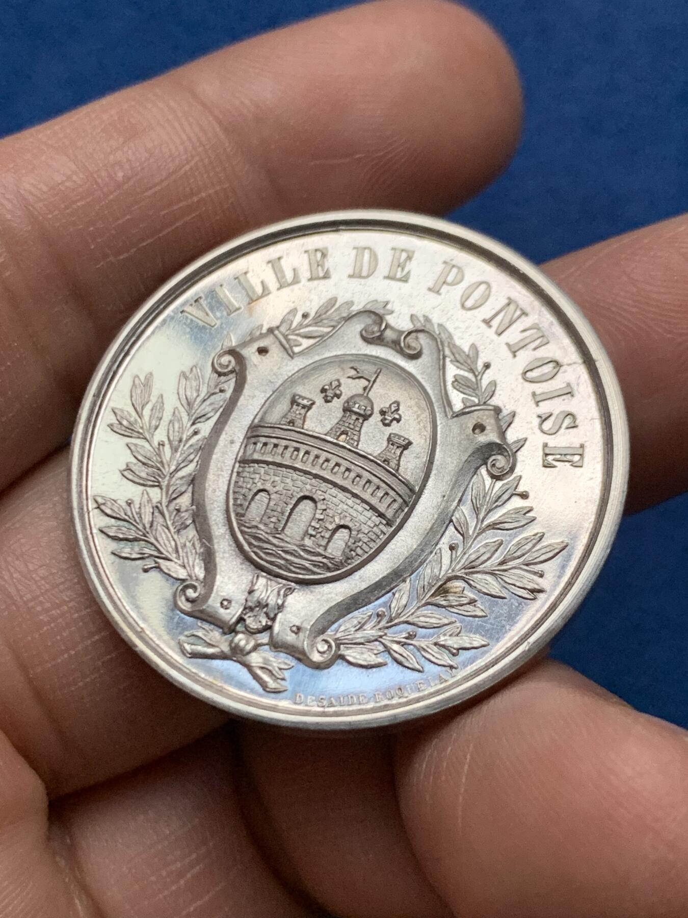 《竞宝斋》第472场 周日，周一，周二 3场连拍 （全场包邮）欢迎送拍 法国蓬图瓦兹农业与园艺协会银章 35.1mm 20.7g 蜜蜂银标 带盒