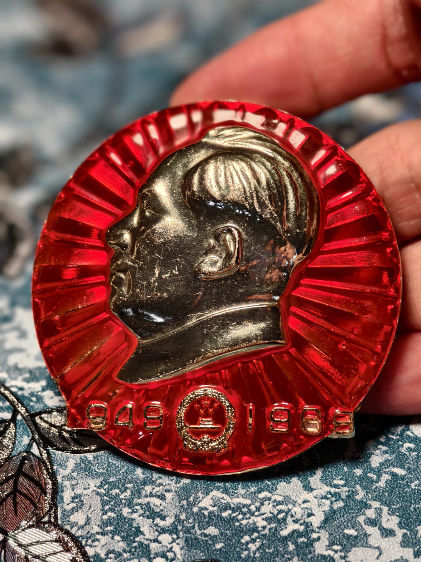 抚柳草堂-第十七期章牌钱币  奖章勋章限时免佣 满百包邮 放漏专场 1969大尺寸毛主席像章 直径65mm  品相不错 看上去光芒万丈的