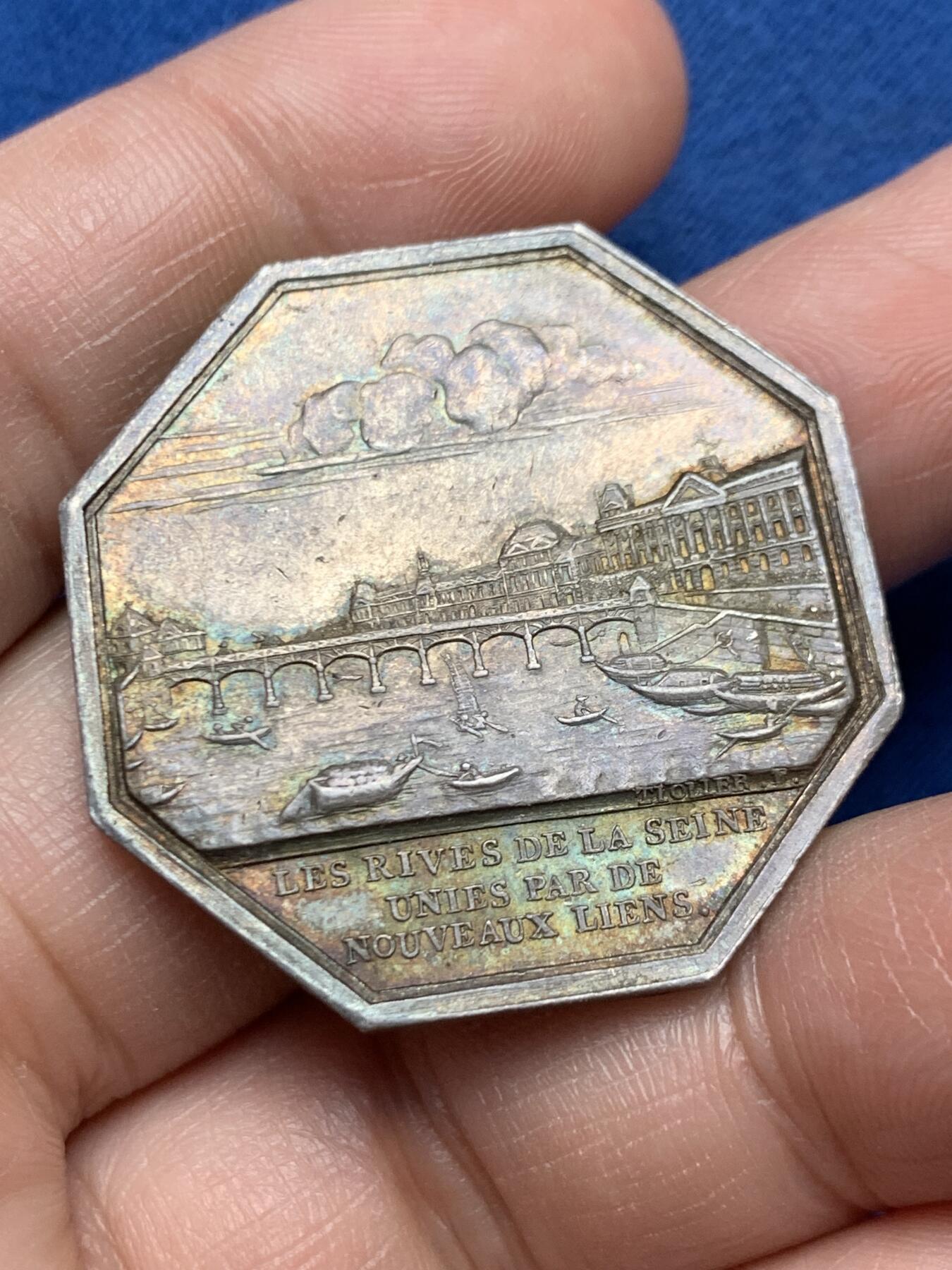 《竞宝斋》第472场 周日，周一，周二 3场连拍 （全场包邮）欢迎送拍 法国八角银质代币，塞纳河三座铁桥公司，塞纳河畔外景，20.00g，35mm，早期无边铭，好品难寻