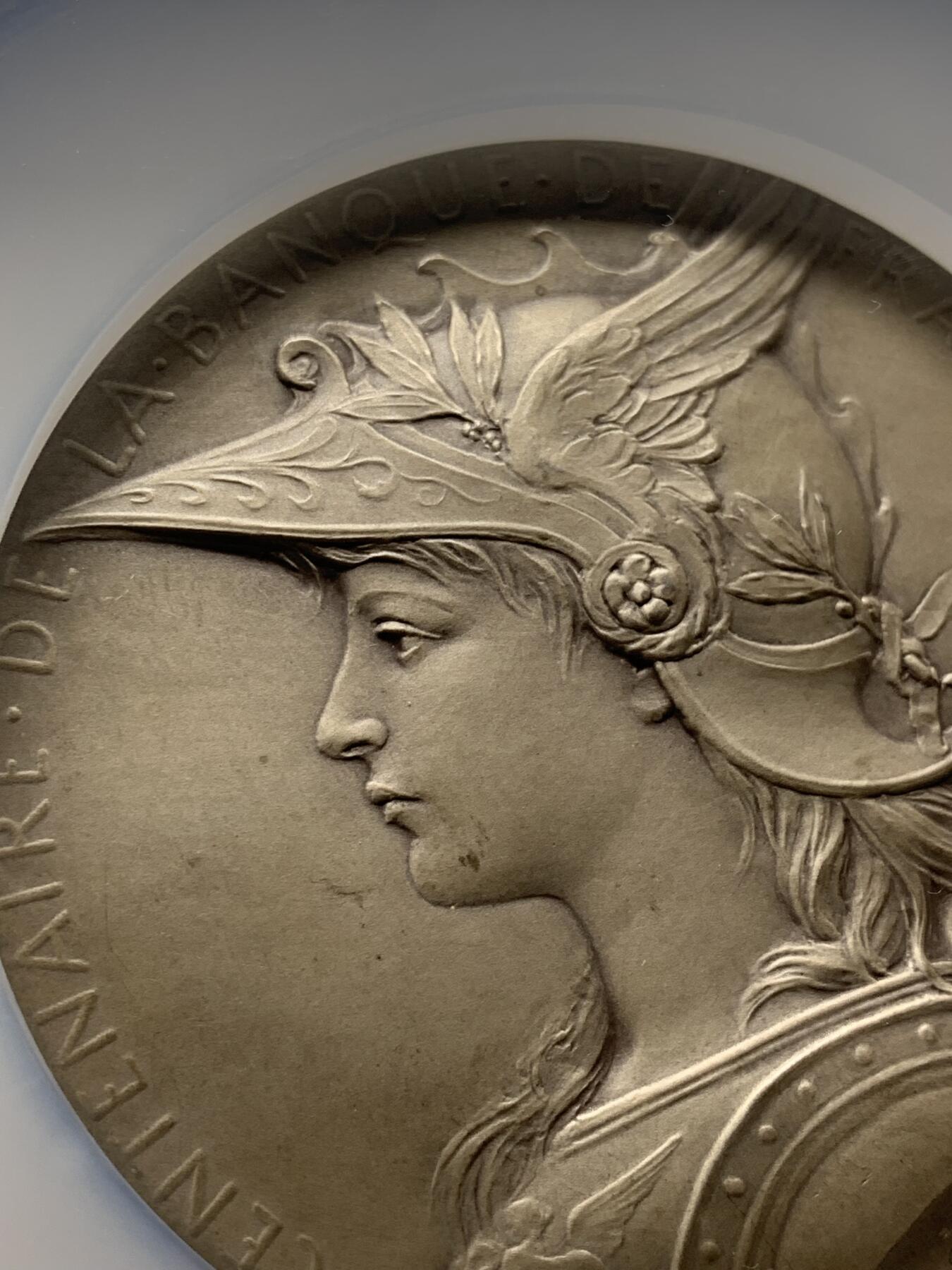 《竞宝斋》第472场 周日，周一，周二 3场连拍 （全场包邮）欢迎送拍 NGC MS63 法兰西银行百年纪念大银章 奥斯卡·罗蒂大师的扛鼎之作 名品法百 加大加厚盒装 法章不可或缺藏品