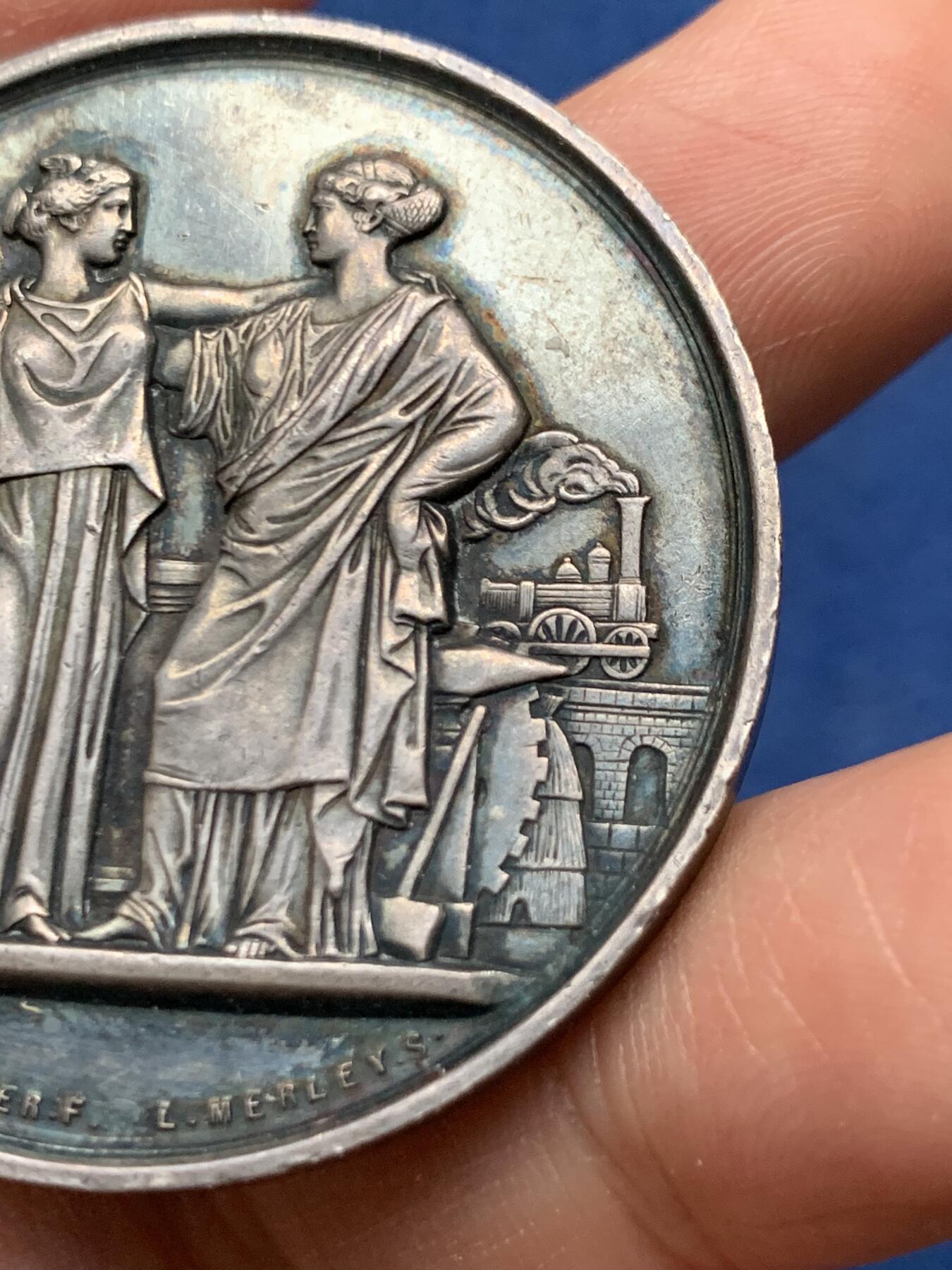 《竞宝斋》第472场 周日，周一，周二 3场连拍 （全场包邮）欢迎送拍 法国巴黎国家商会银章，组成法国巴黎银行的四家银行之一，43.5g，45.1mm，1879年仅铸造一个月的烟斗边铭