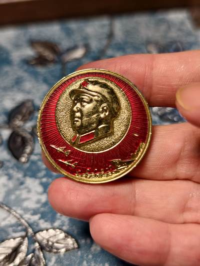 抚柳草堂-第十七期章牌钱币  奖章勋章限时免佣 满百包邮 放漏专场 - 六七十年代 毛主席像章 飞机战舰 背后铭文大海航行靠舵手 直径36.5mm