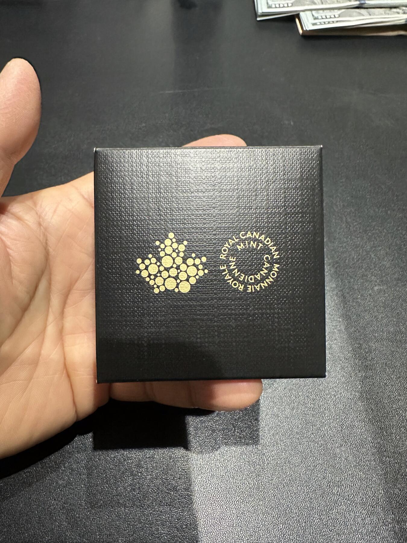 《外钞收藏家》第六百一十九期（精品场）（长期征集拍品、欢迎藏友们联系合作） 2019年加拿大动物群体系列 水獭 彩色精致银币 1盎司 原盒原证书