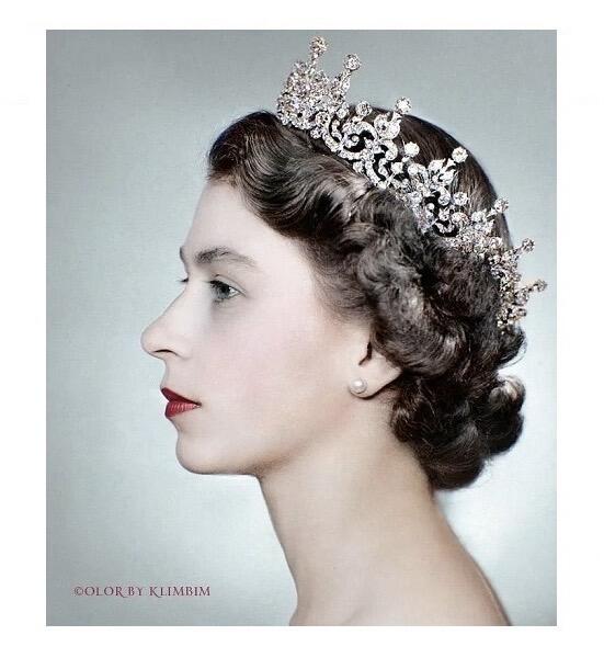 英国1977年 伊丽莎白+温莎城堡 高浮雕精制大镀银章 43MM