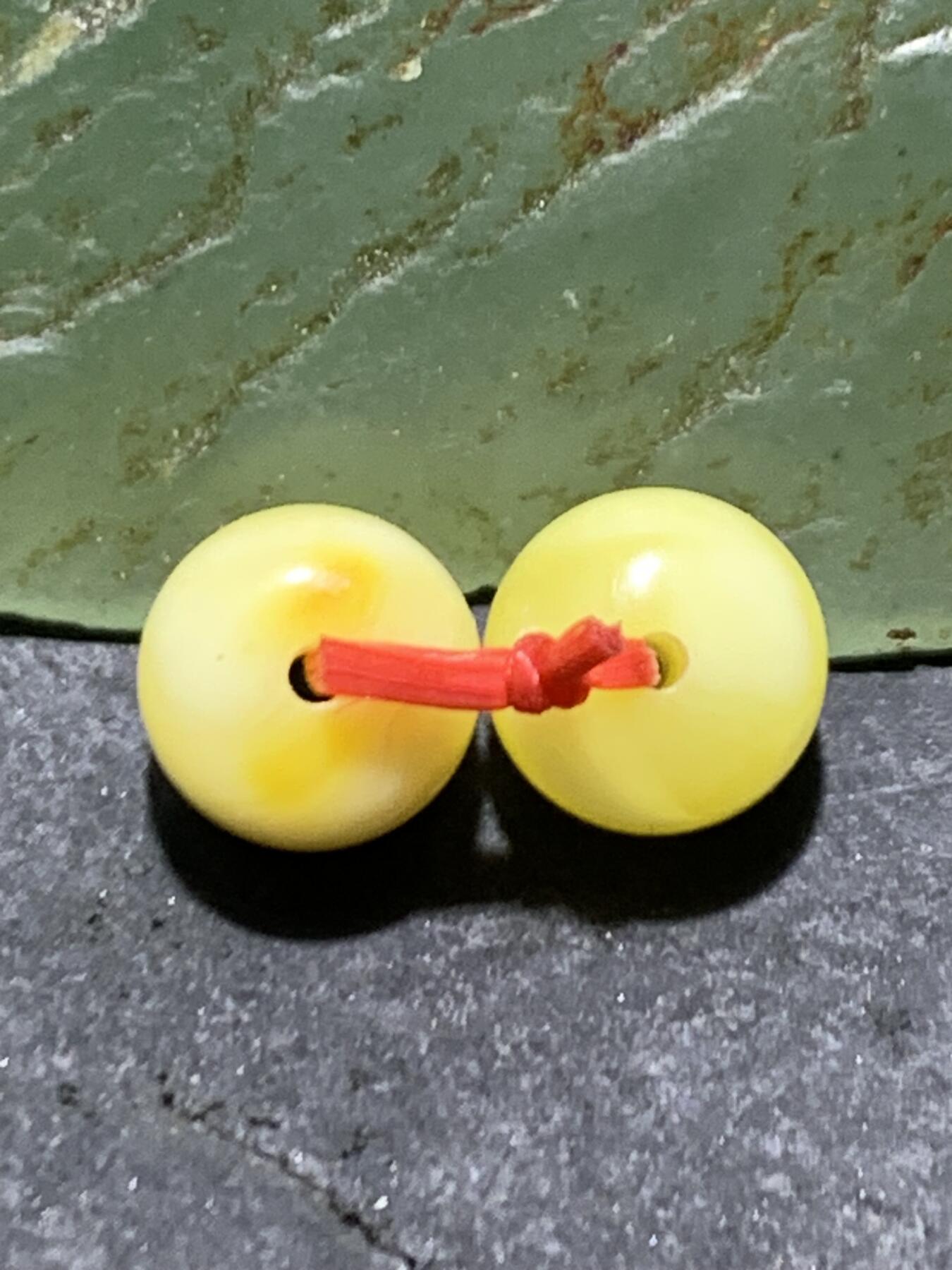 天然俄料原矿蜜蜡小尺寸老形桶珠腰珠两颗，