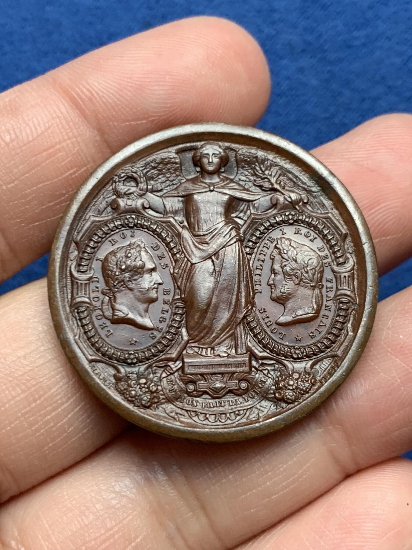 《竞宝斋》第472场 周日，周一，周二 3场连拍 （全场包邮）欢迎送拍 比利时布鲁塞尔-法国巴黎铁路通车纪念铜章，正面是两个国家的国王利奥波德一世与路易·菲利普一世，背后的两个女神手持代表两个地区的徽章盾牌，25.30g，35.8mm，巧克力状态极好