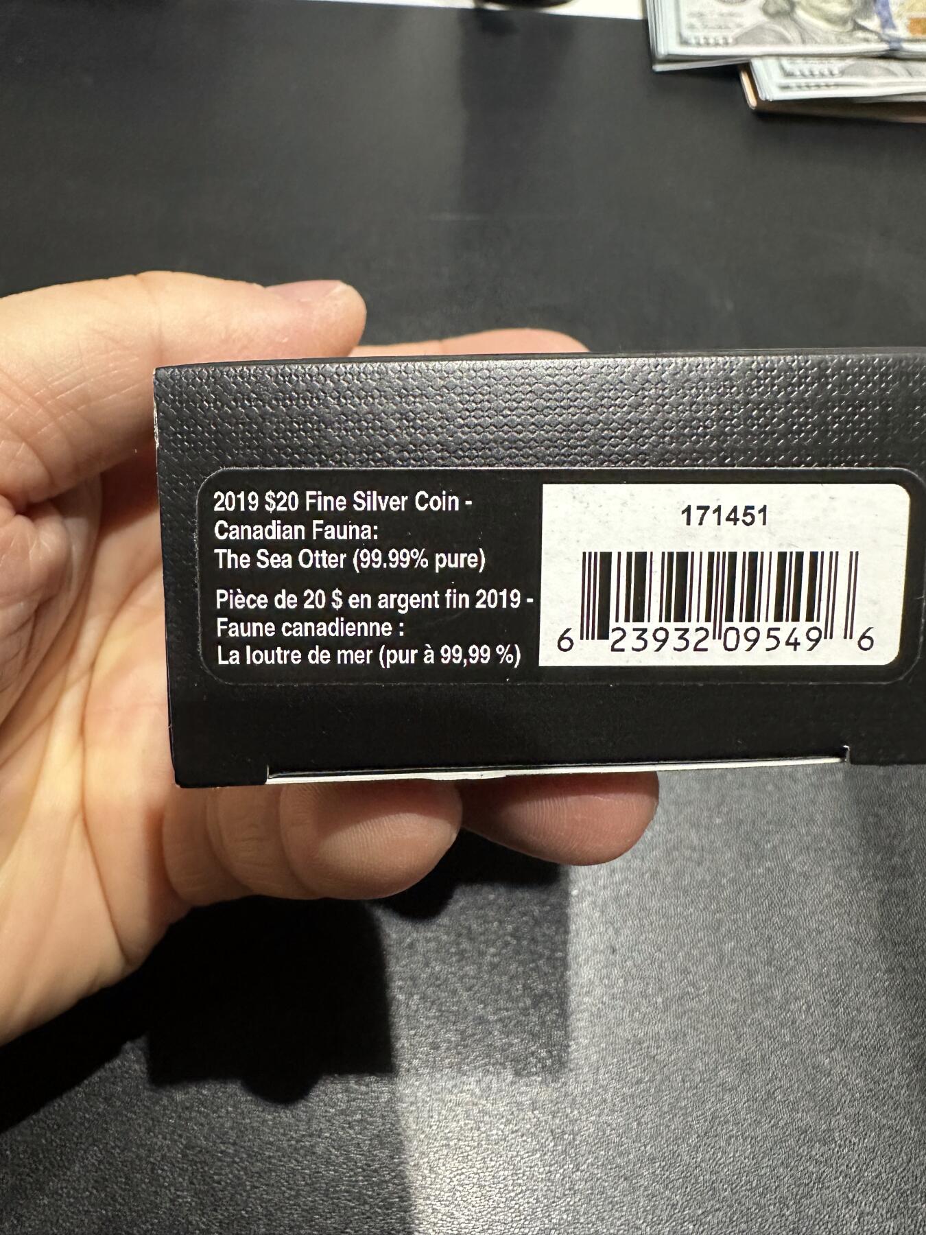 《外钞收藏家》第六百一十九期（精品场）（长期征集拍品、欢迎藏友们联系合作） 2019年加拿大动物群体系列 水獭 彩色精致银币 1盎司 原盒原证书