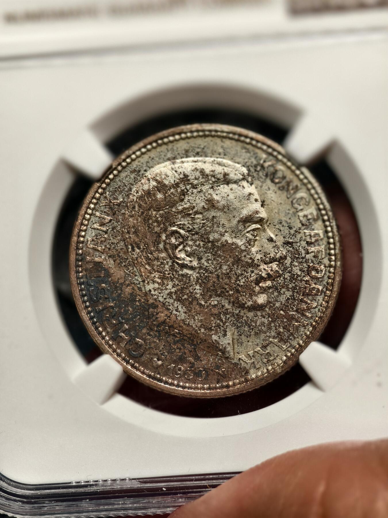 抚柳草堂-第十七期章牌钱币  奖章勋章限时免佣 满百包邮 放漏专场 1930丹麦NGC MS62 2克朗 国王60周年大寿纪念银币 背面浮雕清晰状态一流