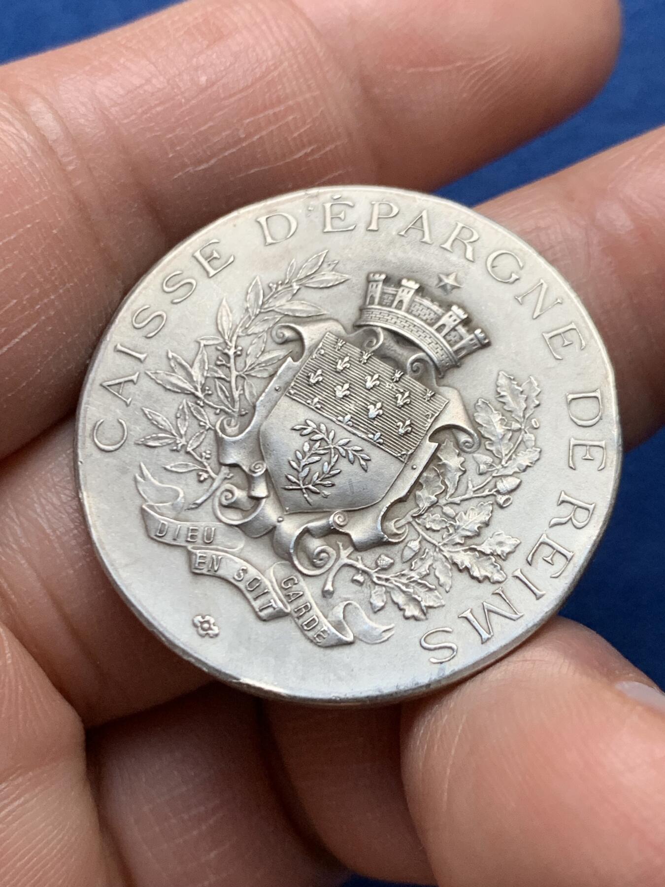 《竞宝斋》第472场 周日，周一，周二 3场连拍 （全场包邮）欢迎送拍 法国19世纪末储蓄银行银章 32mm 15.69g 丰饶角2银标