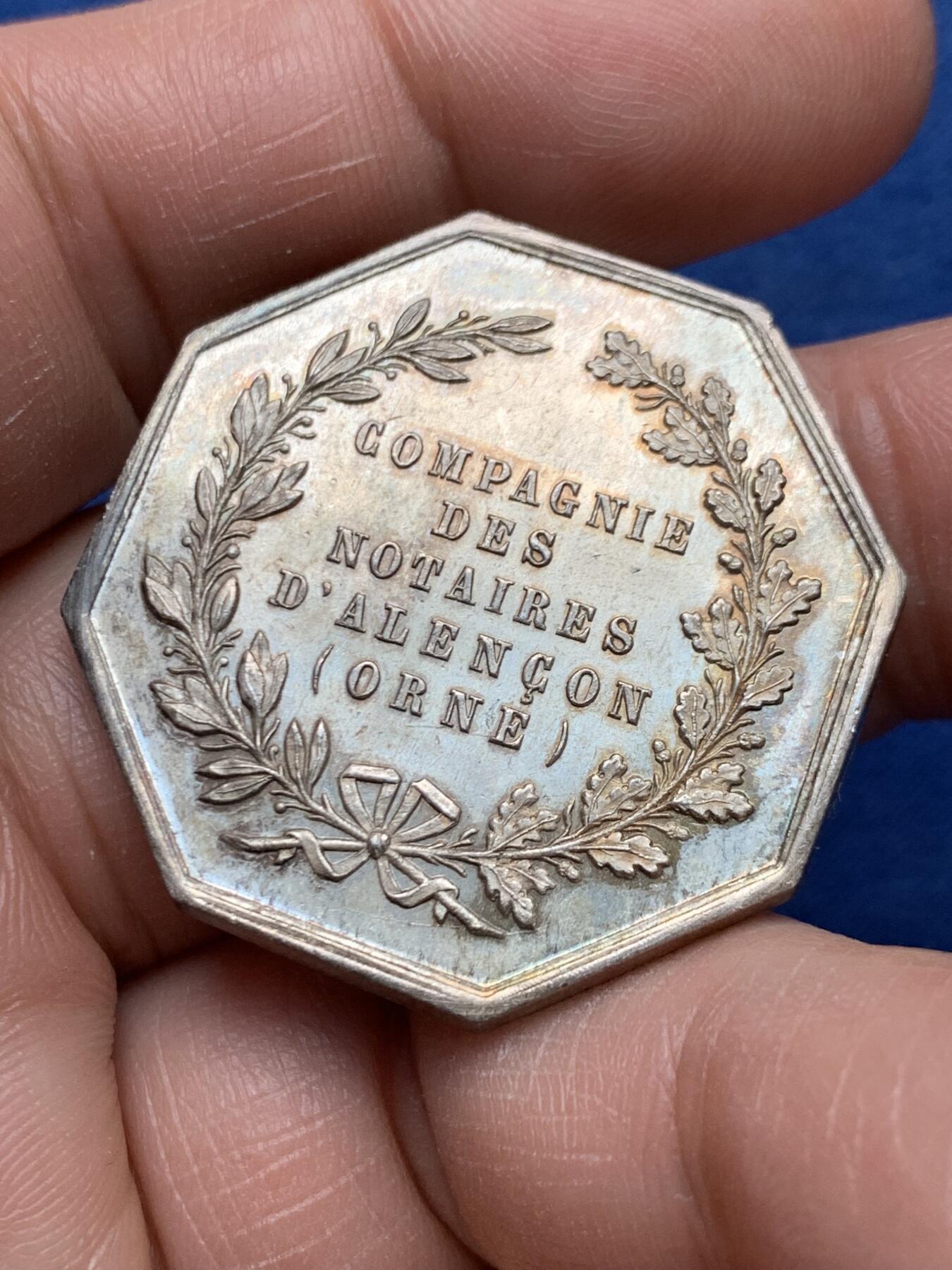 《竞宝斋》第472场 周日，周一，周二 3场连拍 （全场包邮）欢迎送拍 法国阿朗松公证人八角银质代币，直径：33.8mm，重：18.25g，丰饶角银标