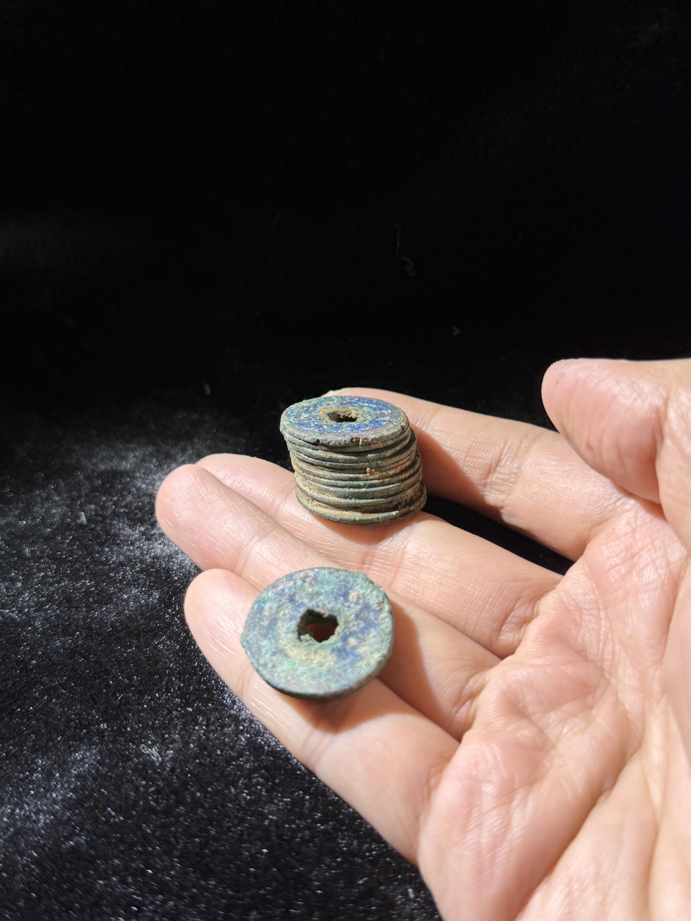 戎马世界章牌大赏，铜钱场 宋小平钱坨子加小饼子一组，共15枚