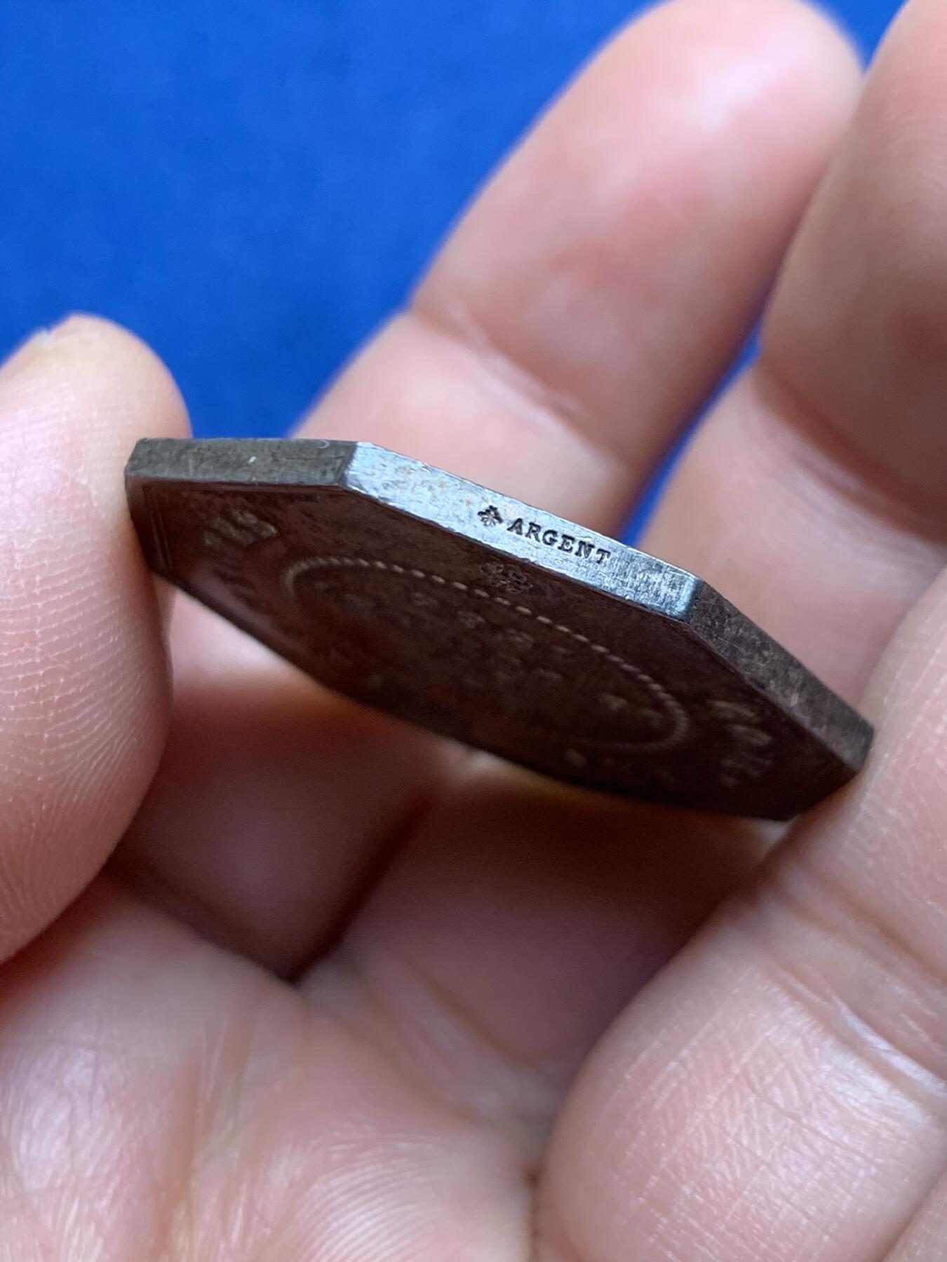 《竞宝斋》第472场 周日，周一，周二 3场连拍 （全场包邮）欢迎送拍 法国巴黎股票证券交易所八角银质代币，交易所前的财神墨丘利，17.06g，33.3mm，蜜蜂边铭