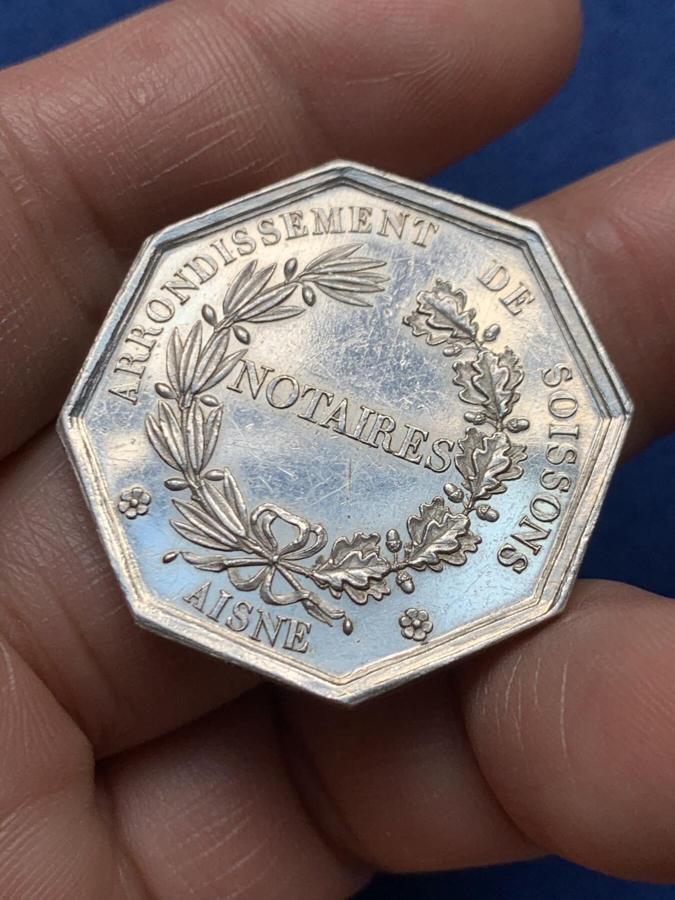 《竞宝斋》第472场 周日，周一，周二 3场连拍 （全场包邮）欢迎送拍 法国JETON银质八角，苏瓦松公证人，直径31.9毫米，克重15.08，边铭：蜜蜂+argent