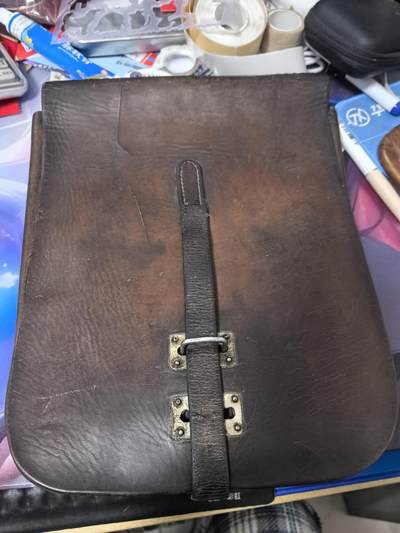 苏联勋章奖章拍卖 本次有亚捏，苏联艺术家，2次英雄的奖状，国际运动员全套等好货 不要错过 3月20日晚上九点结束在麦稀奇 找不到的加我qq或者微信都是184277308备注苏章拍卖。 - 苏联军官二战作战地图包 皮质 尺寸27*20厘米 纽扣什么的都还比较完好 没有破损 里面有君官（也有可能是工匠）名字和日期 非常少见的作战包