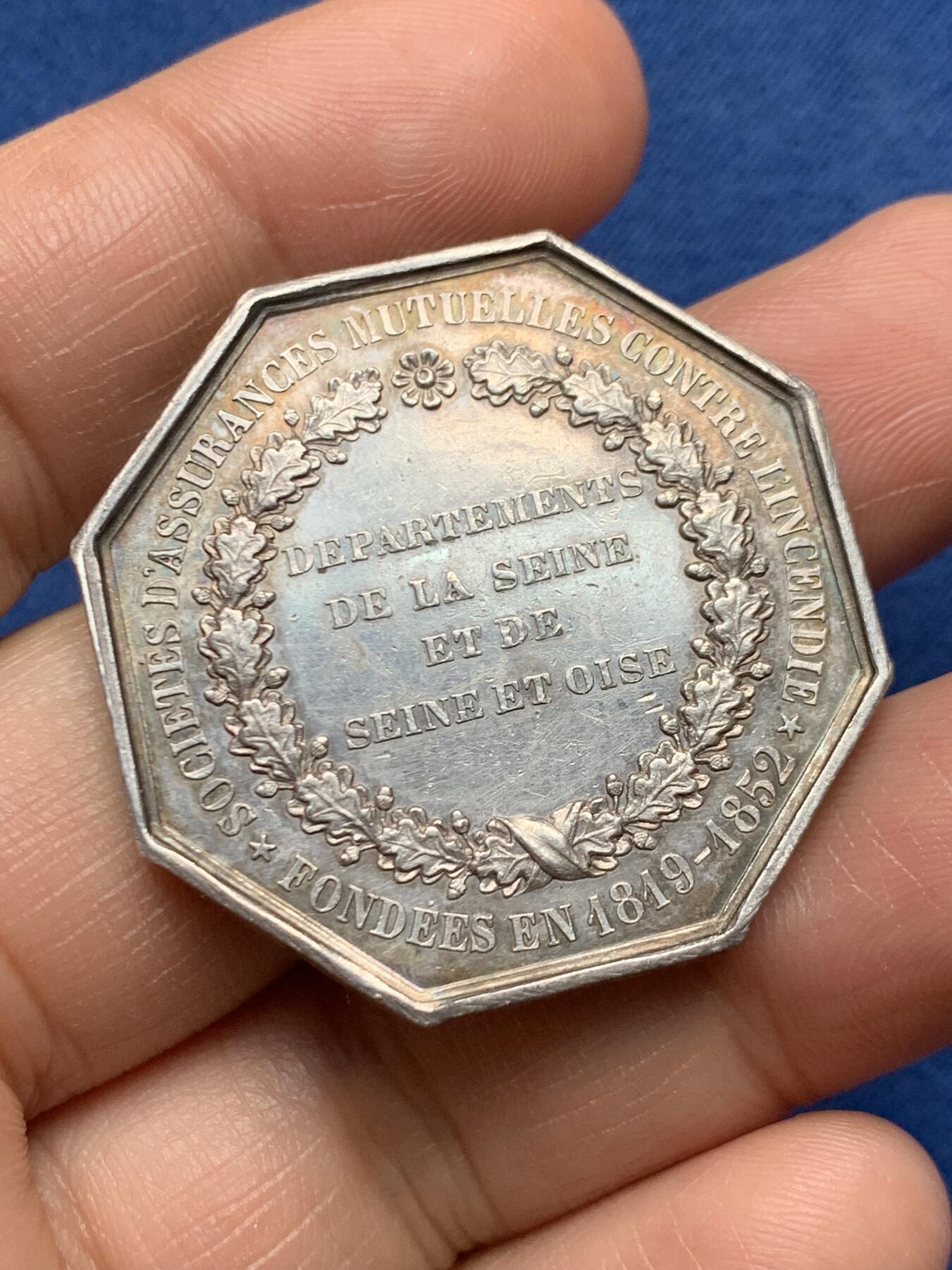 《竞宝斋》第472场 周日，周一，周二 3场连拍 （全场包邮）欢迎送拍 法国八角银质代币，塞纳-瓦兹火灾保险公司，21.26g，36.4mm，手指边铭
