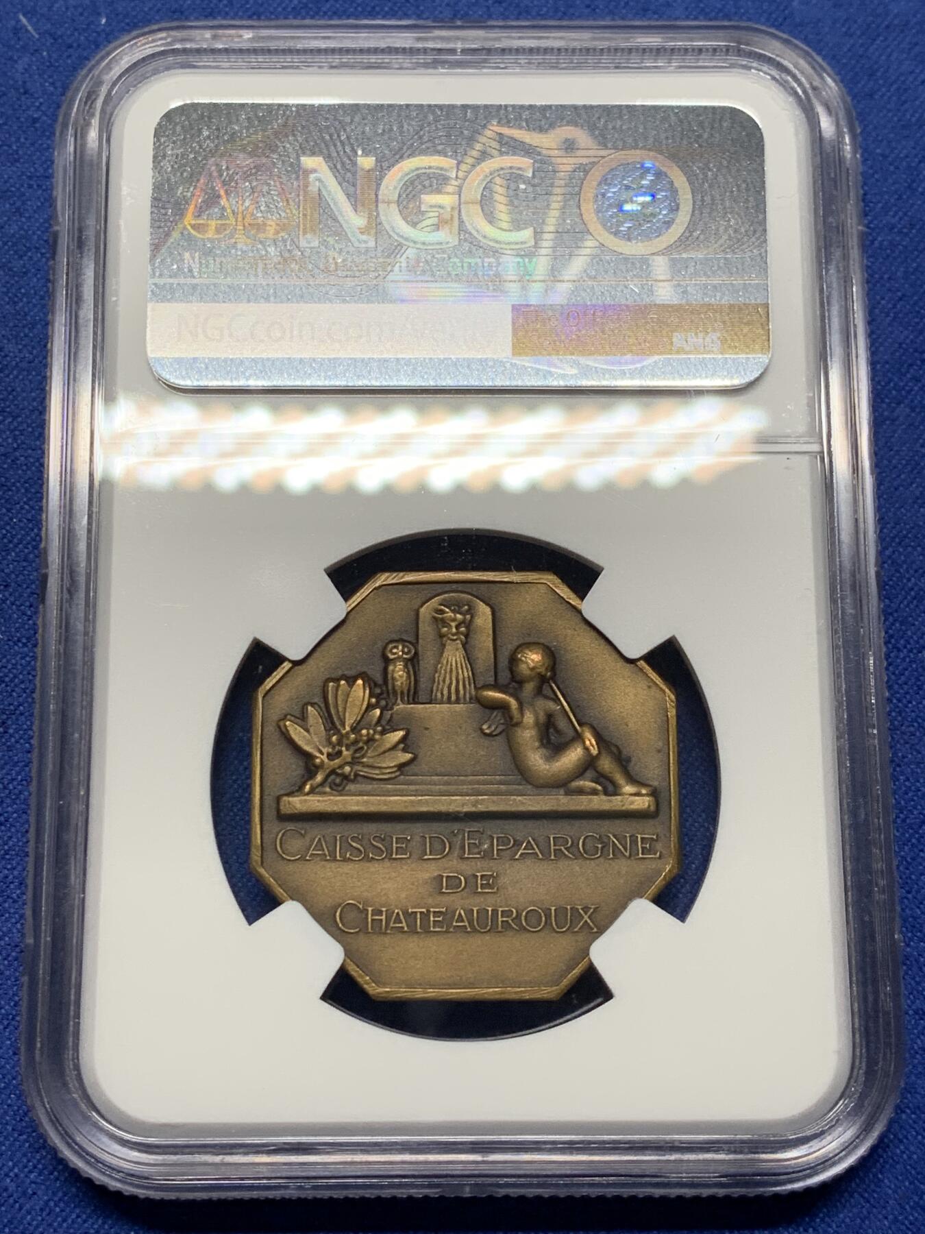 《竞宝斋》第472场 周日，周一，周二 3场连拍 （全场包邮）欢迎送拍 NGC MS64BN 高分 法国储蓄银行八角铜质代币，少见款。法国名家 Marcel Dammann设计雕刻，采用了新古典主义风格，细节唯美。