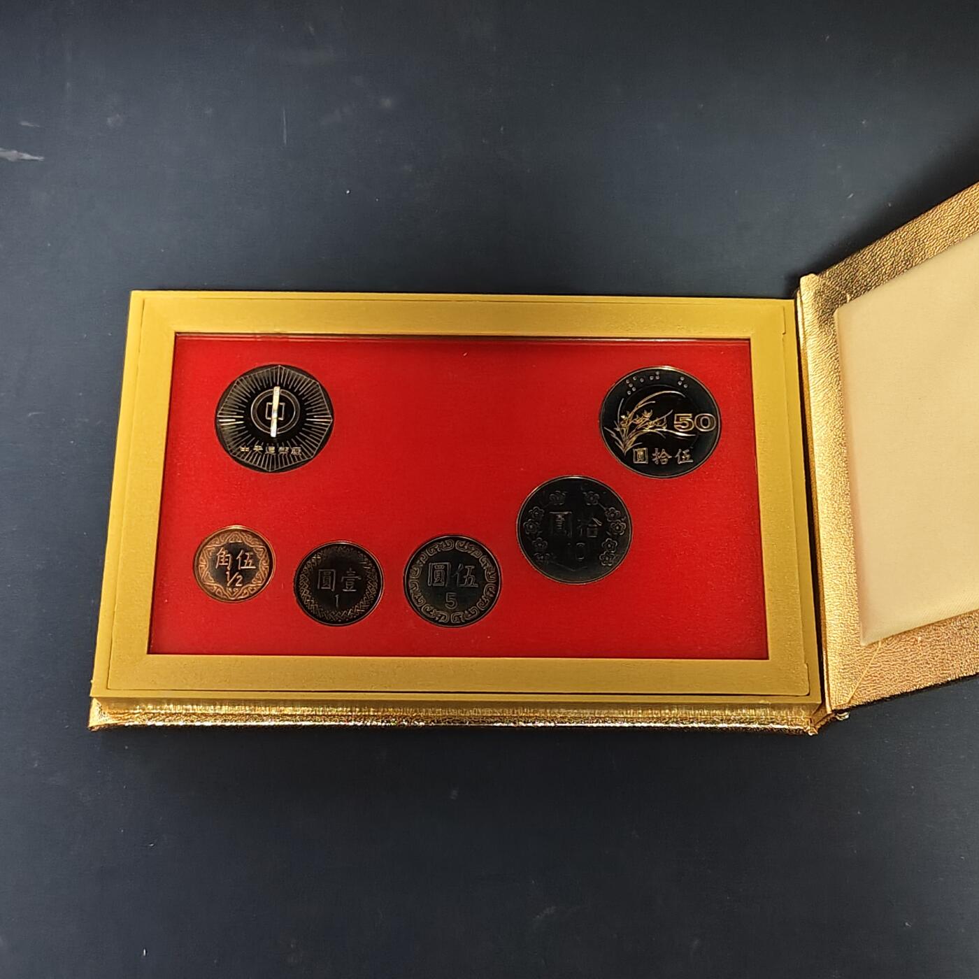 【全场包邮】纯粹捡漏拍513场 中国台湾1998年（民国87年）官方精制套币-含生肖虎年造币厂精制纪念章