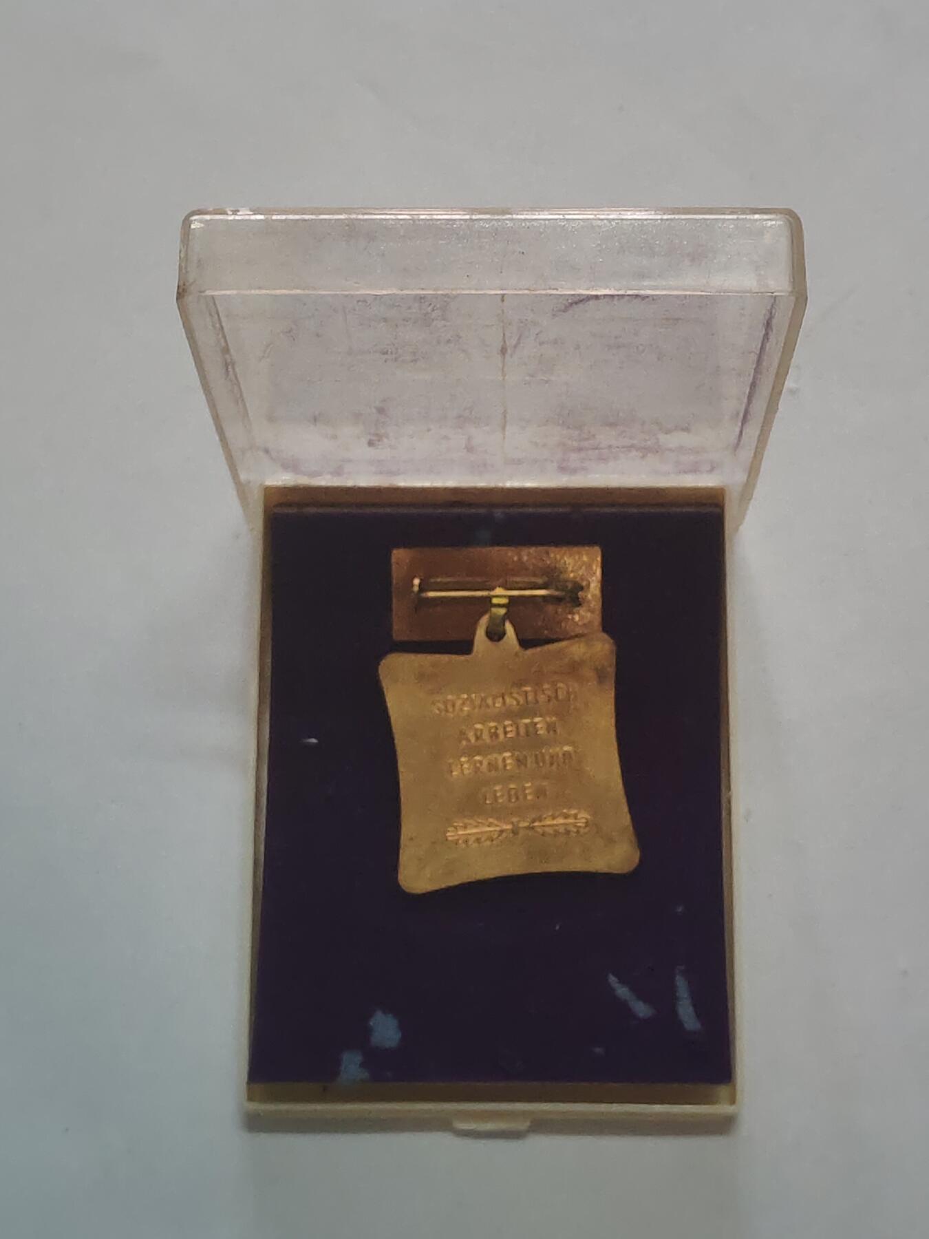 韵星假日军品类拍卖第47期 -- Rimey Holidays Militaria Auction 47 民主德国早期集体劳动模范奖章带原盒