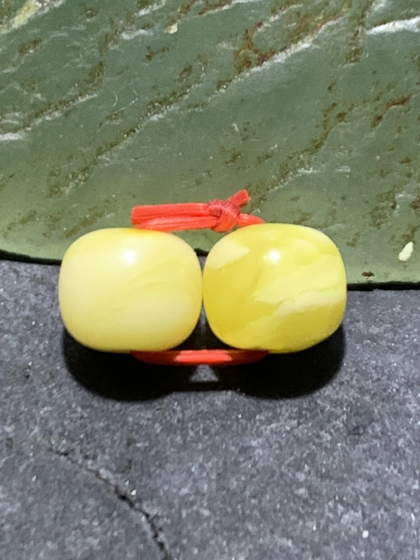 天然俄料原矿蜜蜡小尺寸老形桶珠腰珠两颗，