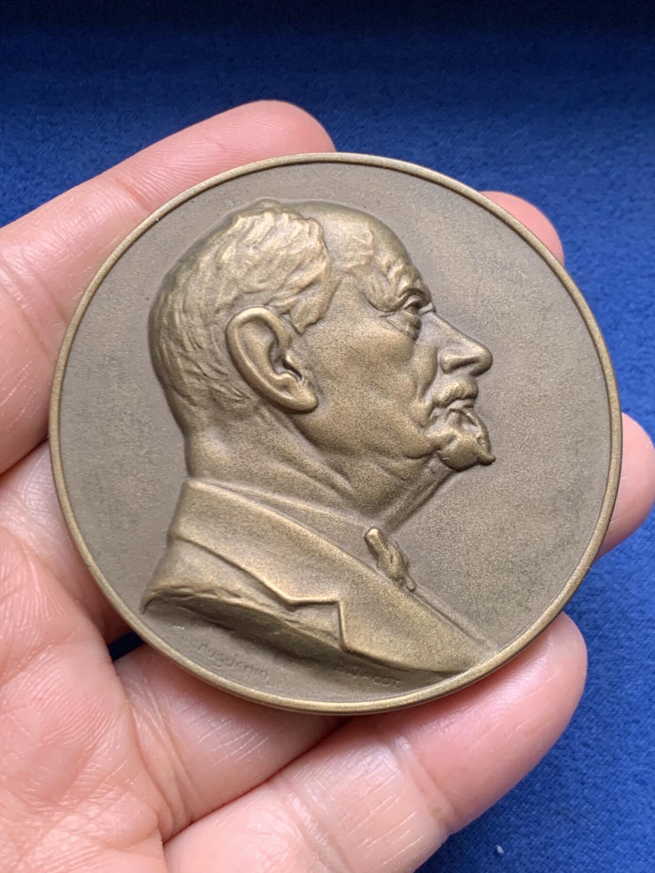 《竞宝斋》第472场 周日，周一，周二 3场连拍 （全场包邮）欢迎送拍 1942年瑞士再保险公司为总裁西蒙博士（Dr. Charles Simon）80寿辰定制的纪念铜章，由瑞士著名章牌厂 Huguenin 铸造，加大加厚。108.1克，59.7mm。