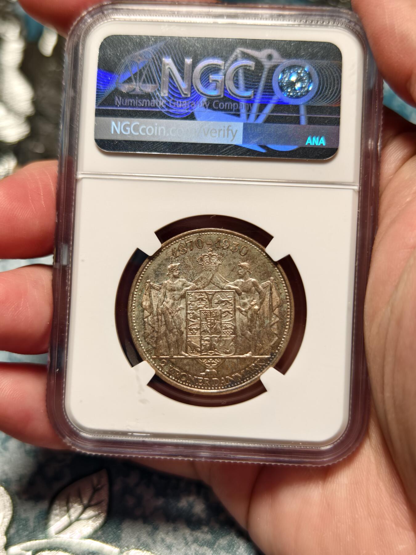 抚柳草堂-第十七期章牌钱币  奖章勋章限时免佣 满百包邮 放漏专场 1930丹麦NGC MS62 2克朗 国王60周年大寿纪念银币 背面浮雕清晰状态一流