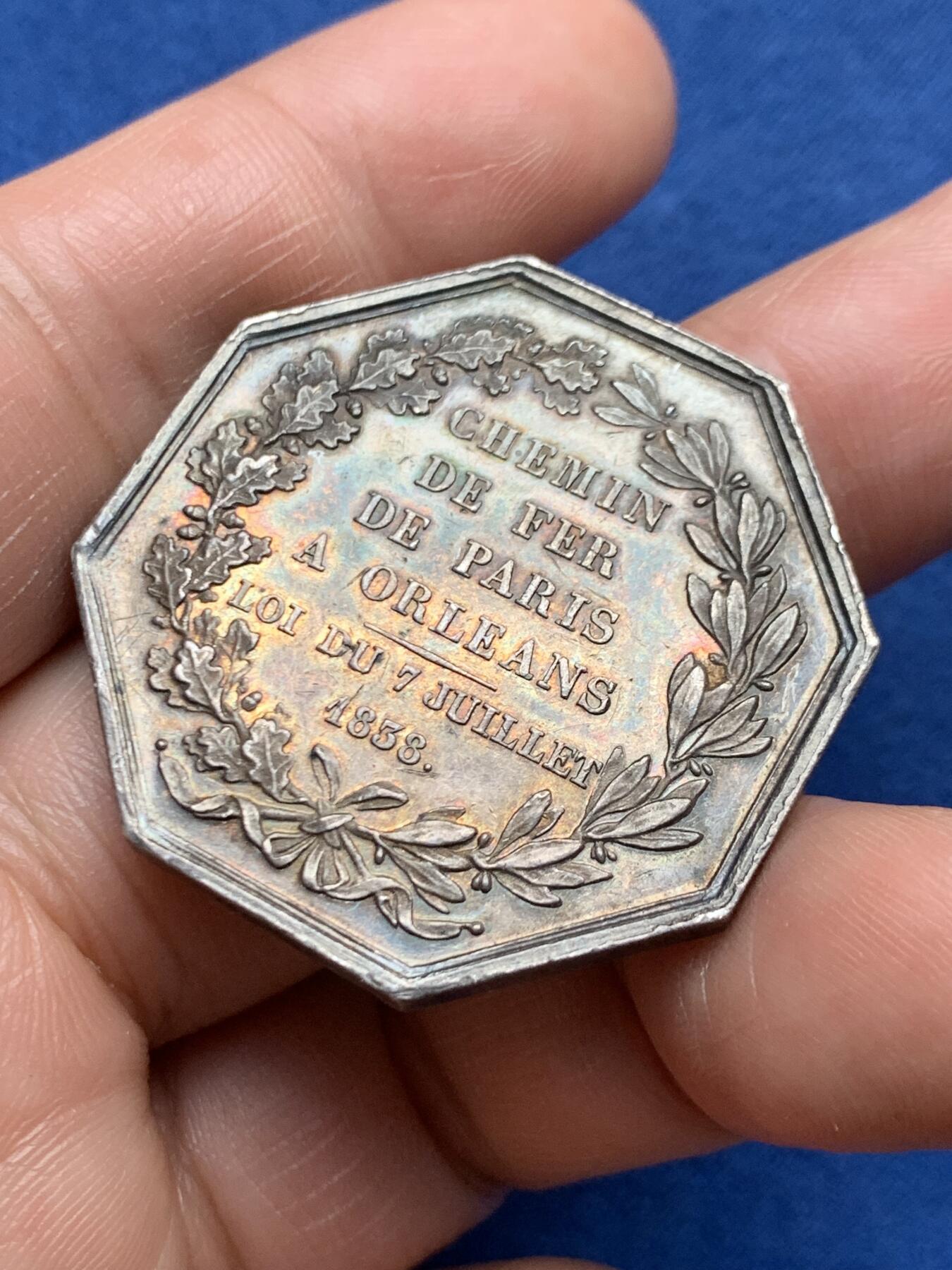 《竞宝斋》第472场 周日，周一，周二 3场连拍 （全场包邮）欢迎送拍 法国八角银质jeton，巴黎-奥尔良铁路通行纪念，23.58g，36.4mm，蜜蜂边铭