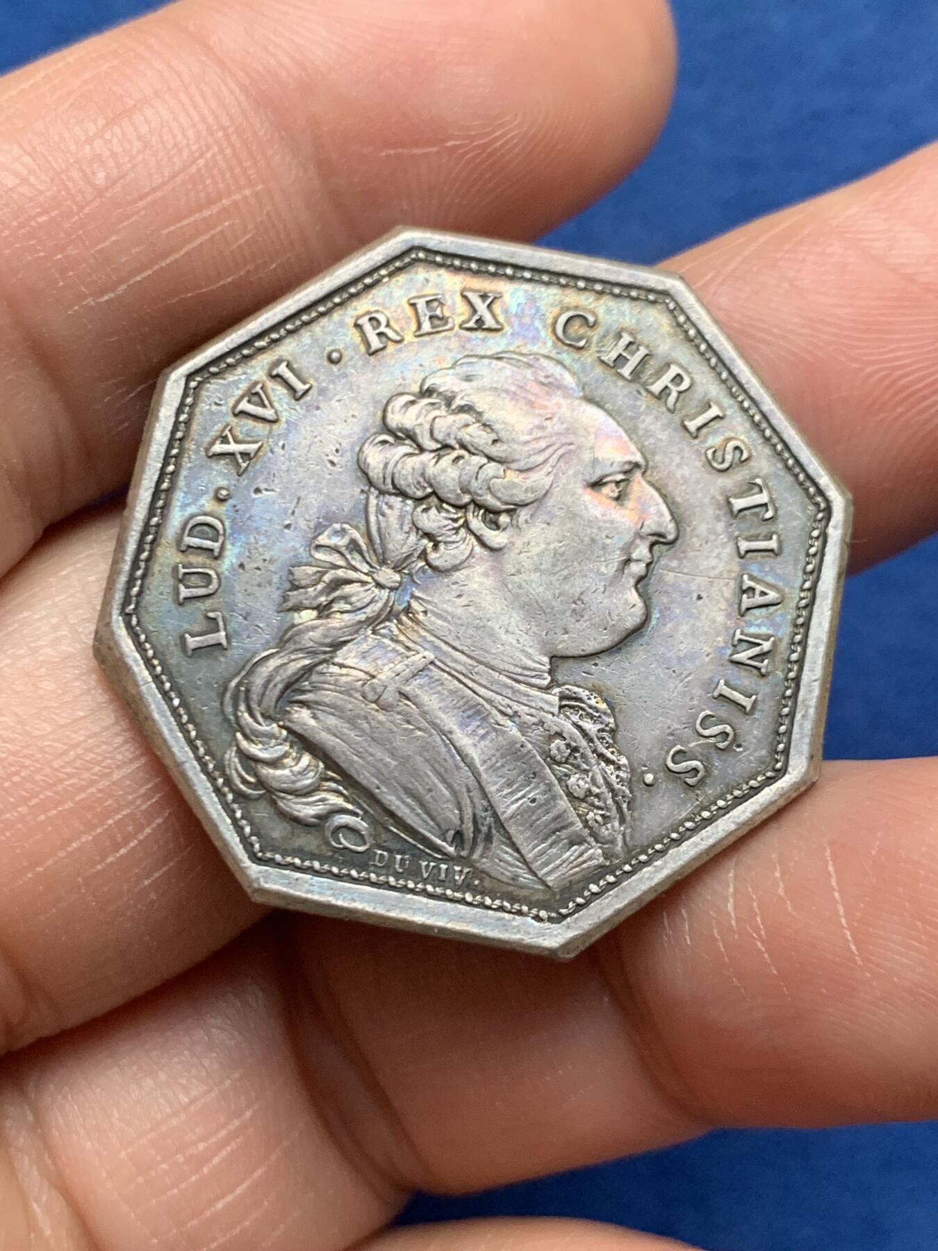 《竞宝斋》第472场 周日，周一，周二 3场连拍 （全场包邮）欢迎送拍 法国八角银质代币，路易十六头像皇家宝藏，13.88g，32.1mm，早期无边铭