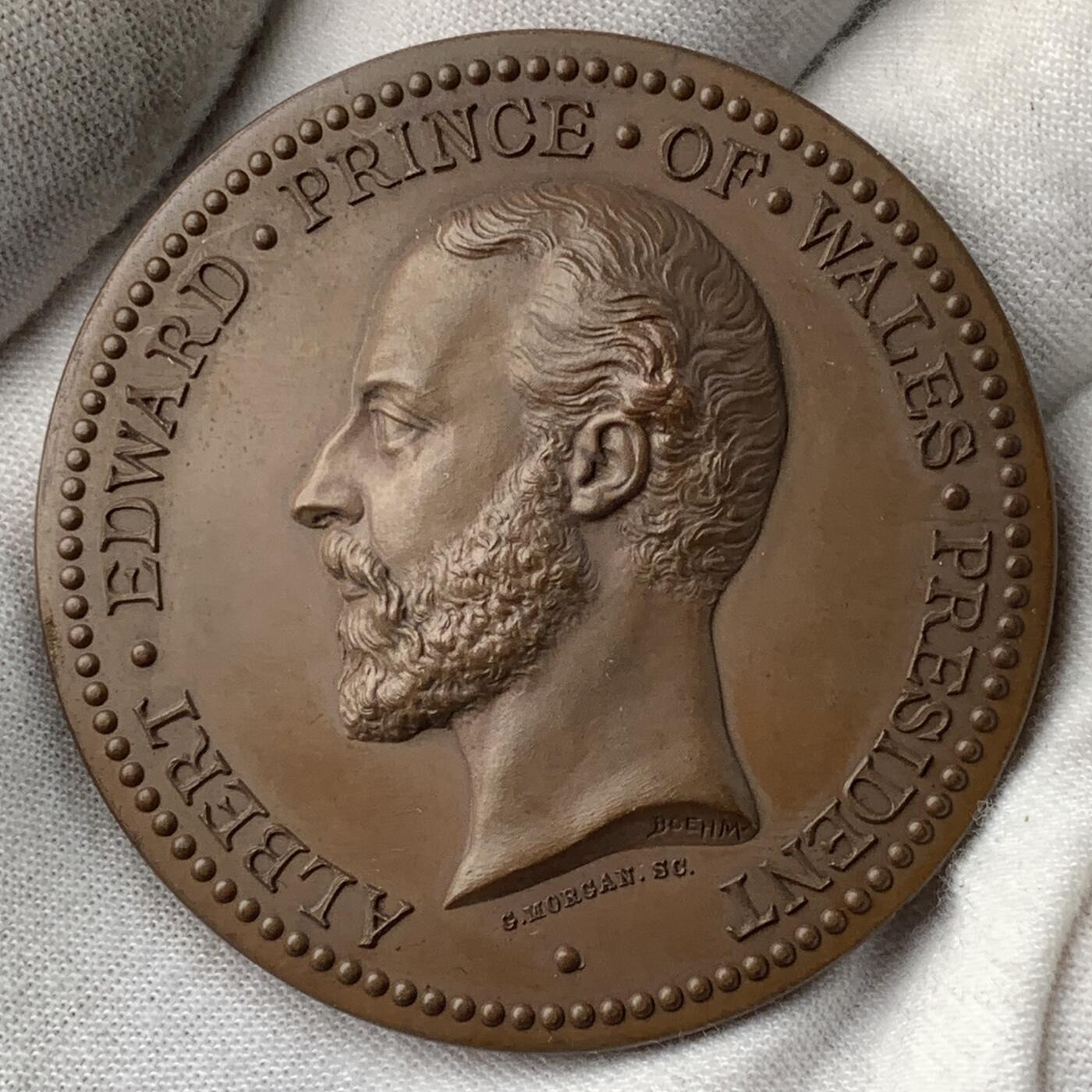 掌中浮雕-藏着的欧洲第055场 1874年伦敦世界博览会铜章，52mm，J. E. Boehm and G. T. Morgan雕刻，边缘刻有“JOHN PENN F.R.S. FOR SERVICES，原盒