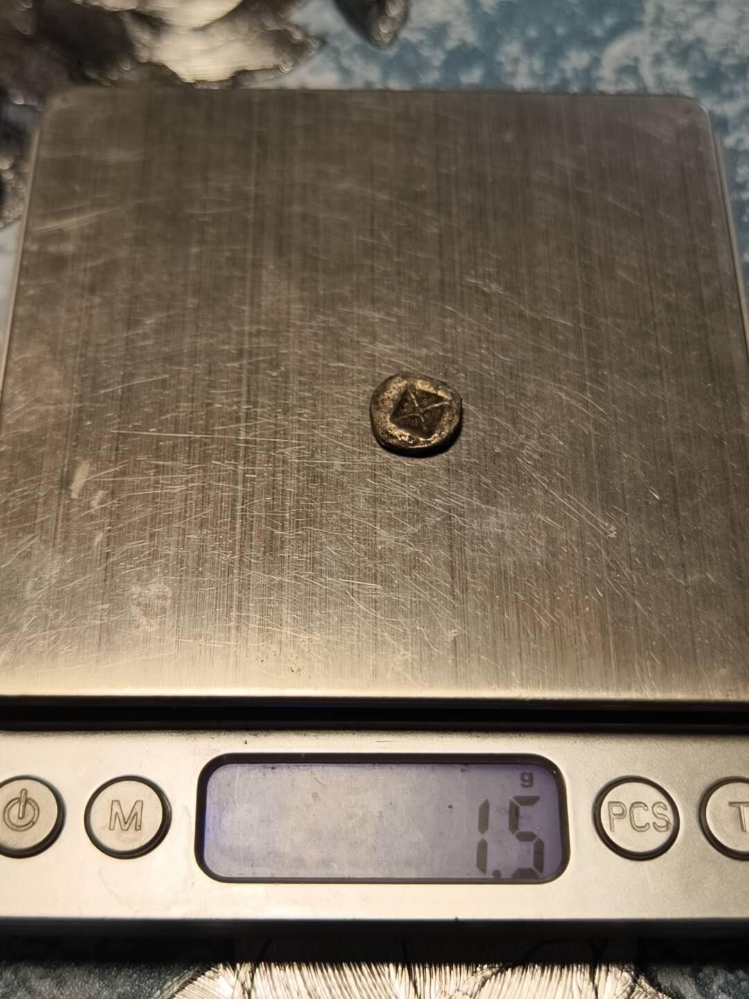 抚柳草堂-第十七期章牌钱币  奖章勋章限时免佣 满百包邮 放漏专场 三佛齐王国末期至满者伯夷王国早期打制小银币 1.6g重 正面有檀香花徽记，背面爪哇岛文，面值1 Unit或称Masa