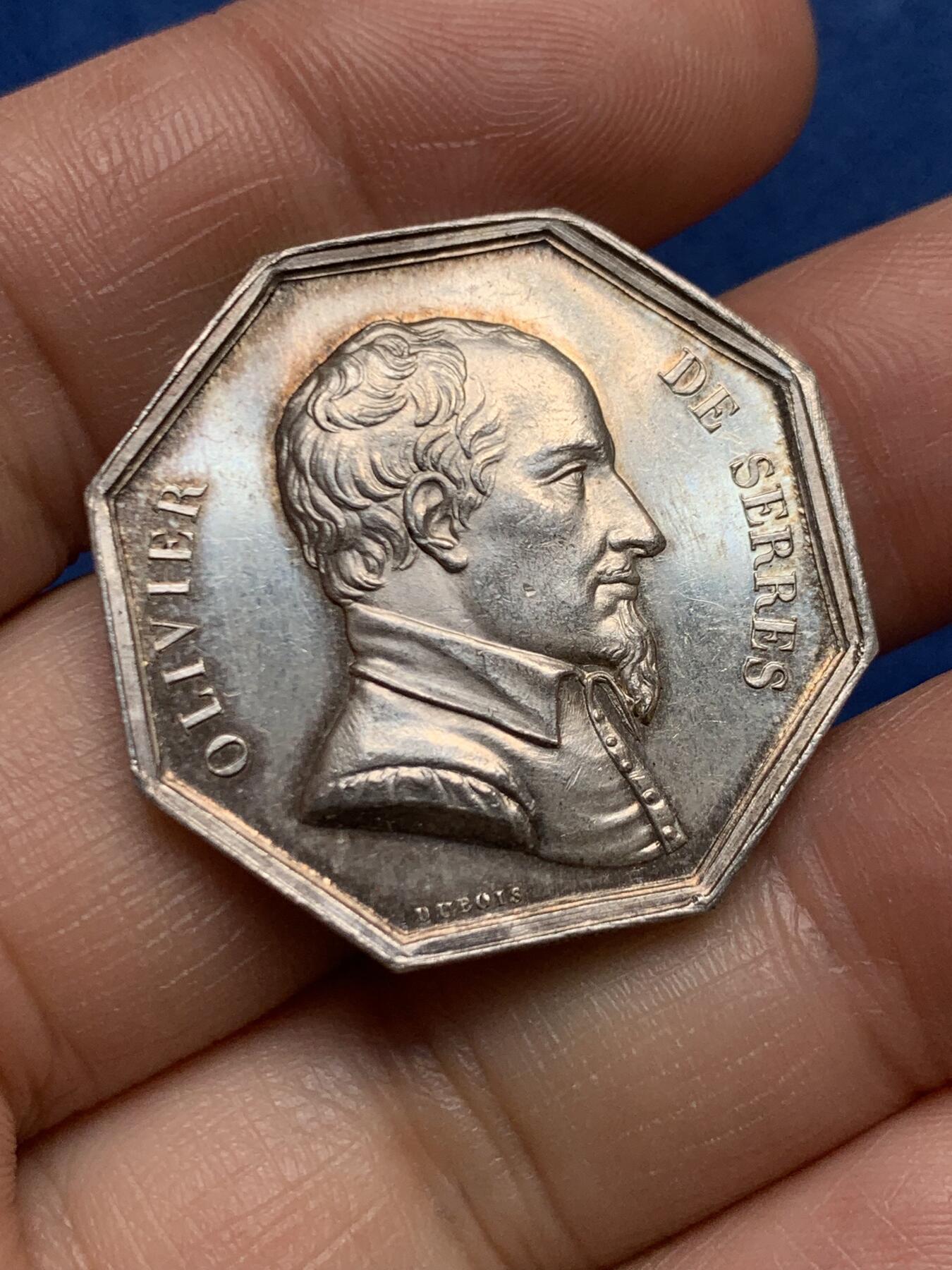 《竞宝斋》第472场 周日，周一，周二 3场连拍 （全场包邮）欢迎送拍 法国图卢兹农业协会八角银质代币，农业科学家奥利维·塞雷斯头像，13.28g，30.6mm，蜜蜂边铭