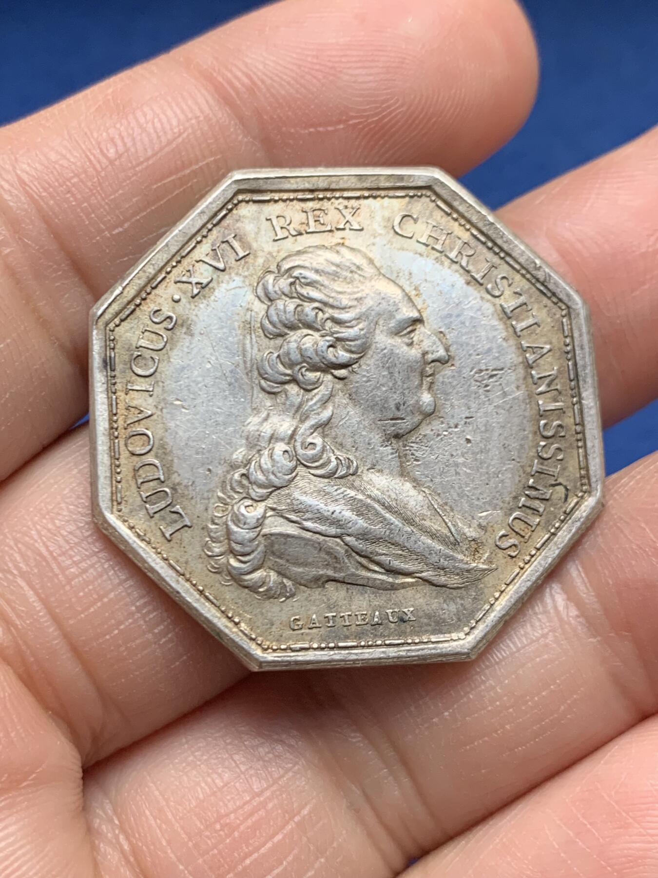 《竞宝斋》第472场 周日，周一，周二 3场连拍 （全场包邮）欢迎送拍 法国八角银质代币，路易十六头像勒阿弗尔团结保险公司，大力神赫拉克勒斯折断公牛的角赠送给审慎之神普鲁登斯，17.42g，33.5mm，早期无边铭