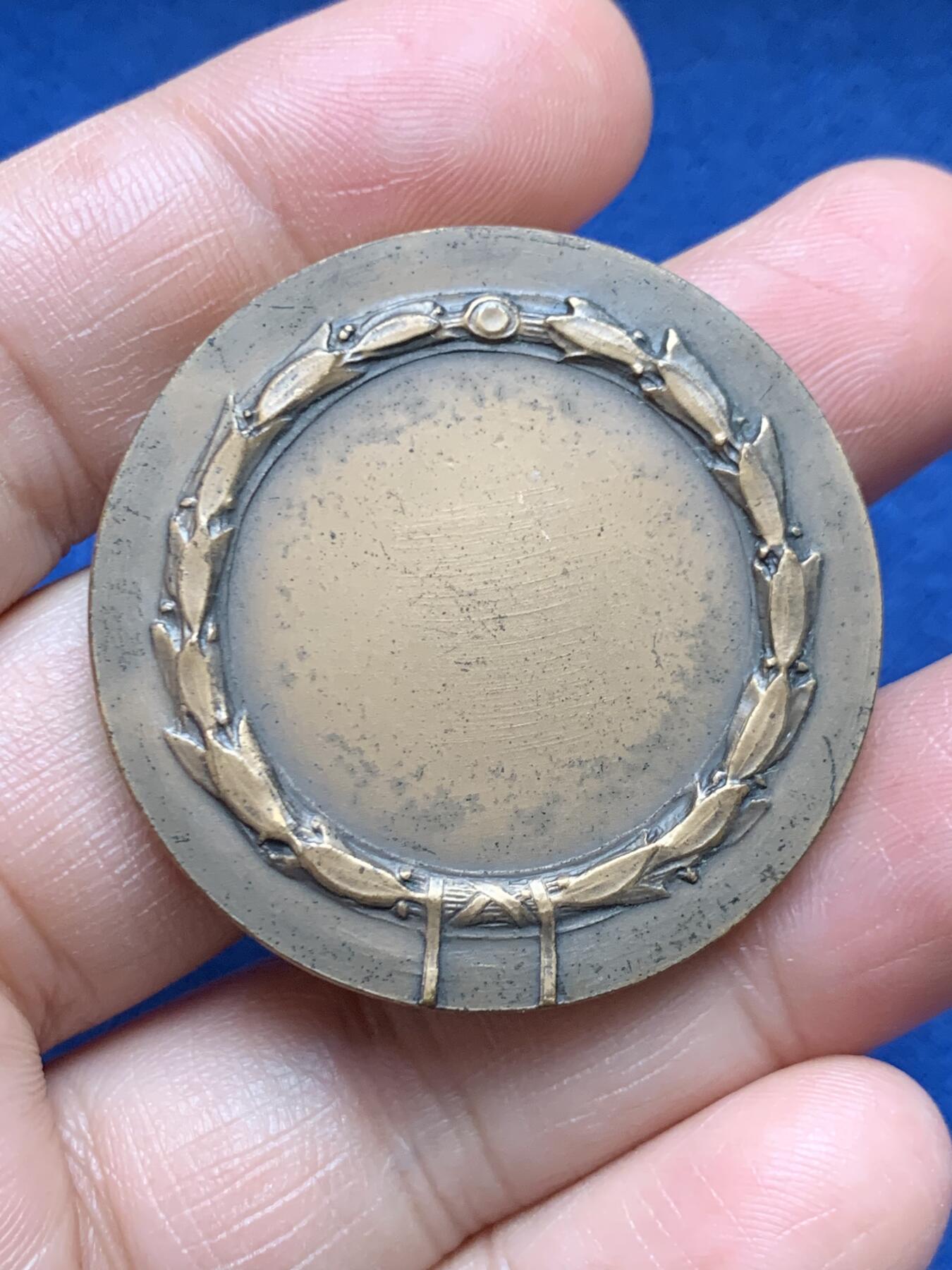 《竞宝斋》第472场 周日，周一，周二 3场连拍 （全场包邮）欢迎送拍 意大利抵抗运动与解放40周年纪念铜章，发行于1985年，用于纪念1945年二战胜利后意大利从法西斯统治下解放。34.95克，40mm。