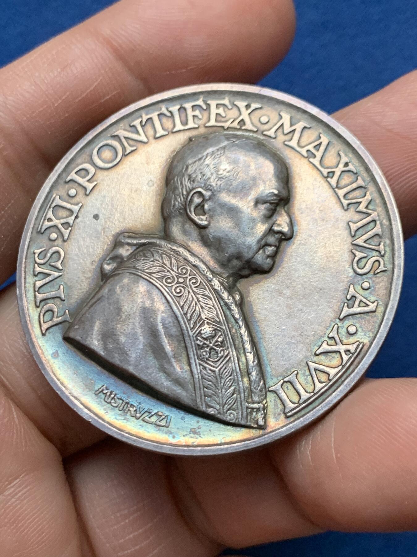 《竞宝斋》第472场 周日，周一，周二 3场连拍 （全场包邮）欢迎送拍 教皇国梵蒂冈庇护十一世头像拉特兰大学银章，39.8g，44mm