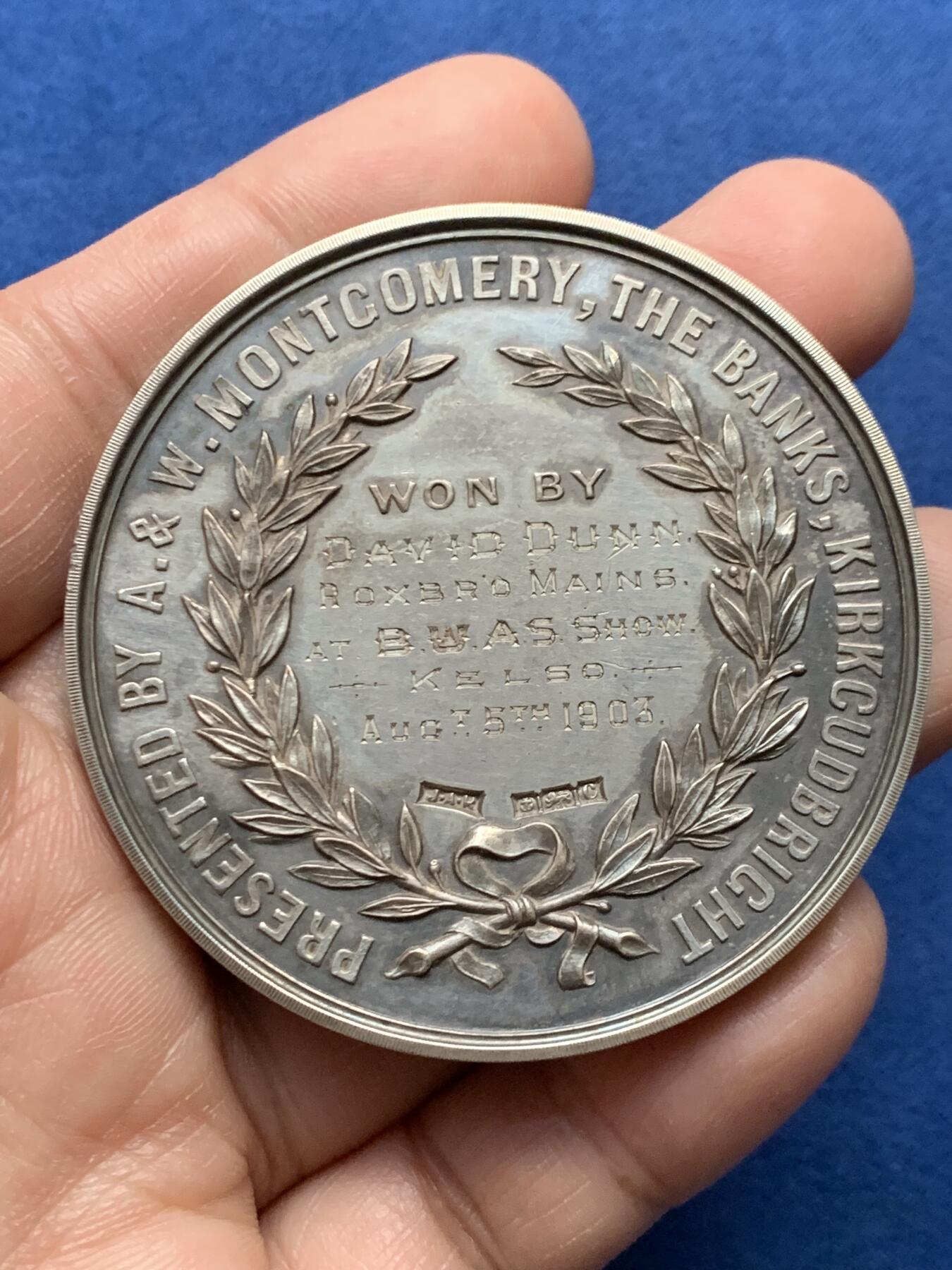 《竞宝斋》第472场 周日，周一，周二 3场连拍 （全场包邮）欢迎送拍 英国1903年边境联盟协会展览银章，74.9g，56.5mm，含银925，带原盒