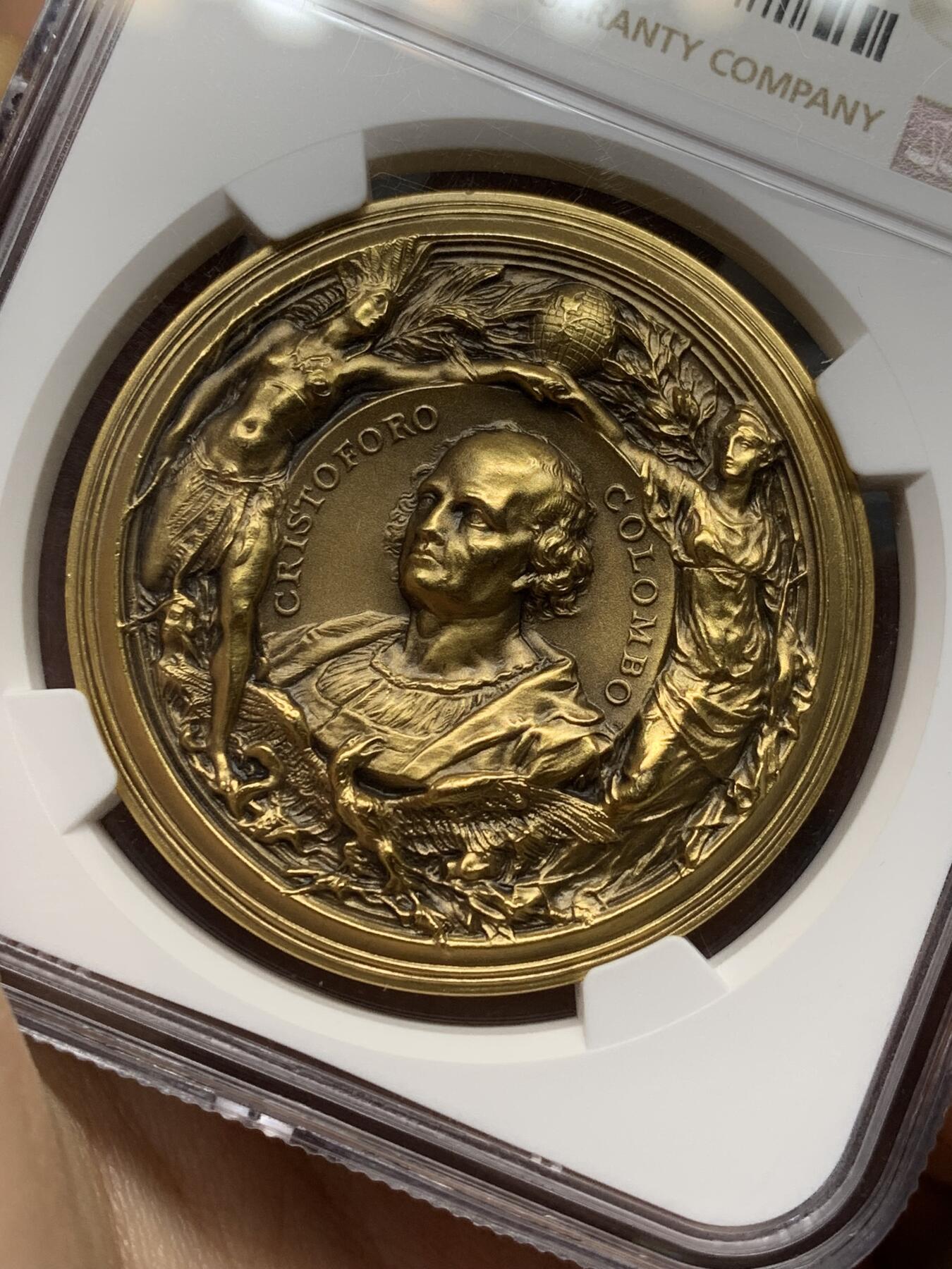 《竞宝斋》第472场 周日，周一，周二 3场连拍 （全场包邮）欢迎送拍 NGC MS69 意大利1992年纪念哥伦布发现每周大陆500周年大铜章，非常漂亮的高浮雕。意大利名家Ludovico设计作品，超级高分，足够自藏。