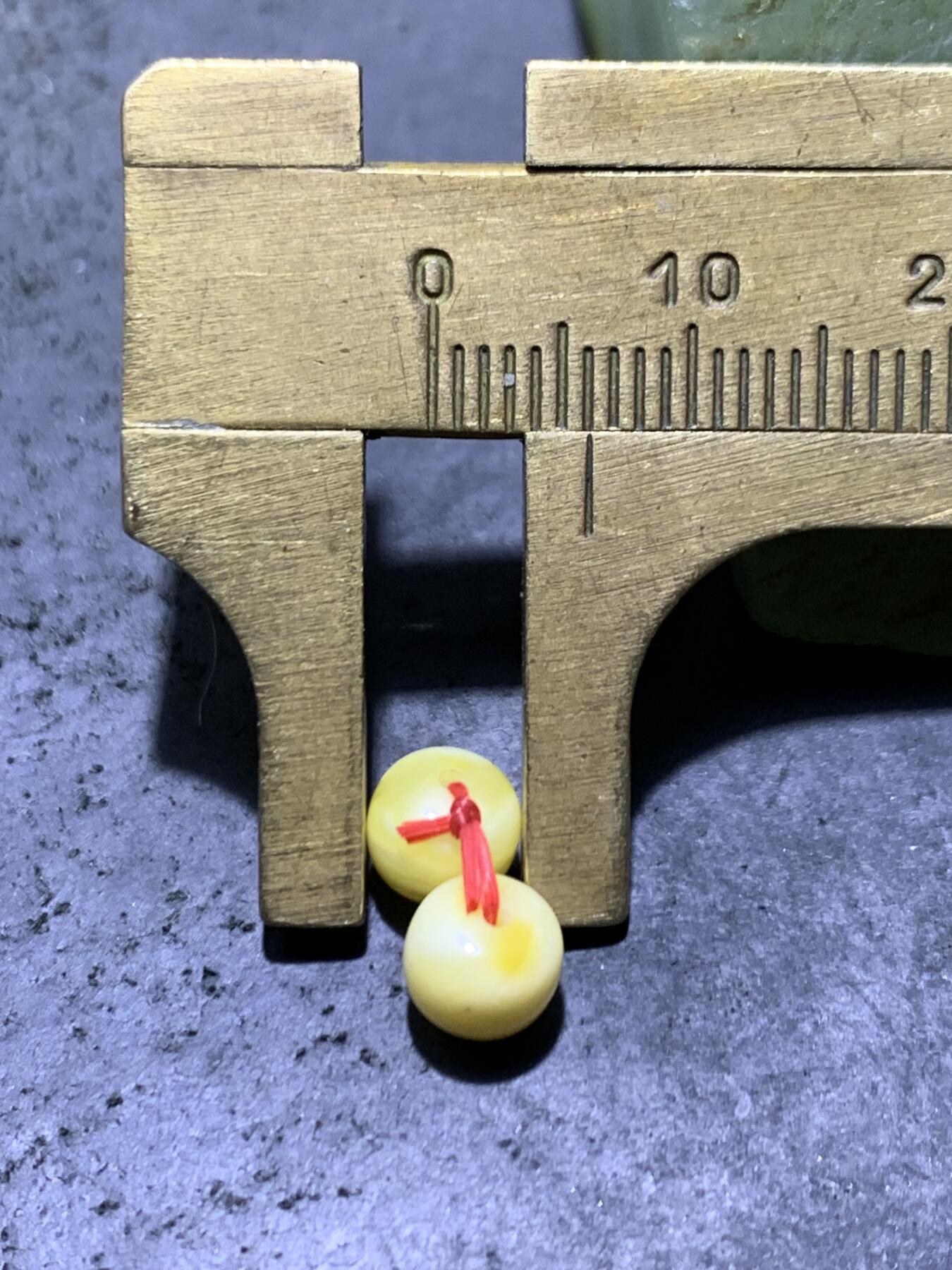 天然俄料原矿蜜蜡小尺寸老形桶珠腰珠两颗，