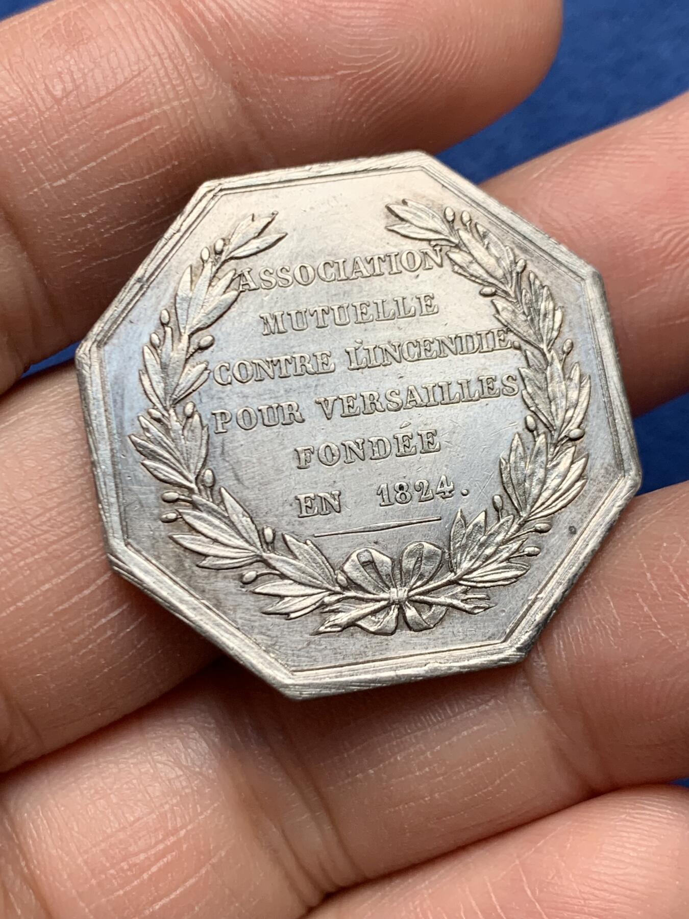 《竞宝斋》第472场 周日，周一，周二 3场连拍 （全场包邮）欢迎送拍 法国八角银章，拿破仑三世头像凡尔赛火灾保险公司，13.20g，31.2mm，蜜蜂边铭