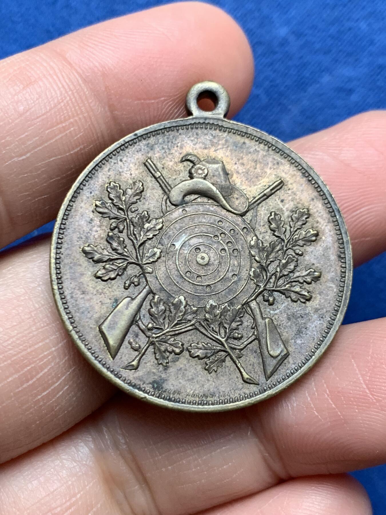 《竞宝斋》第472场 周日，周一，周二 3场连拍 （全场包邮）欢迎送拍 1887年瑞士日内瓦联邦射击节纪念铜章，属于瑞士经典的射击节（Schützenfest）系列纪念章，直接可做吊坠使用。17.85克，33.2mm。