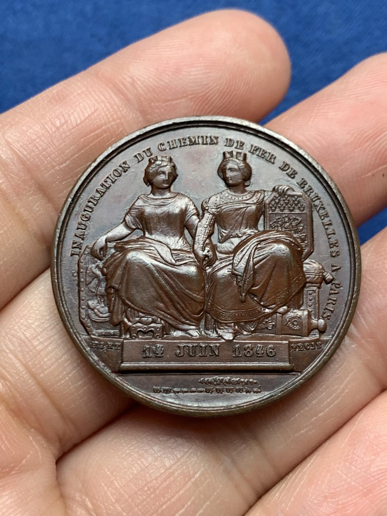 《竞宝斋》第472场 周日，周一，周二 3场连拍 （全场包邮）欢迎送拍 比利时布鲁塞尔-法国巴黎铁路通车纪念铜章，正面是两个国家的国王利奥波德一世与路易·菲利普一世，背后的两个女神手持代表两个地区的徽章盾牌，25.30g，35.8mm，巧克力状态极好