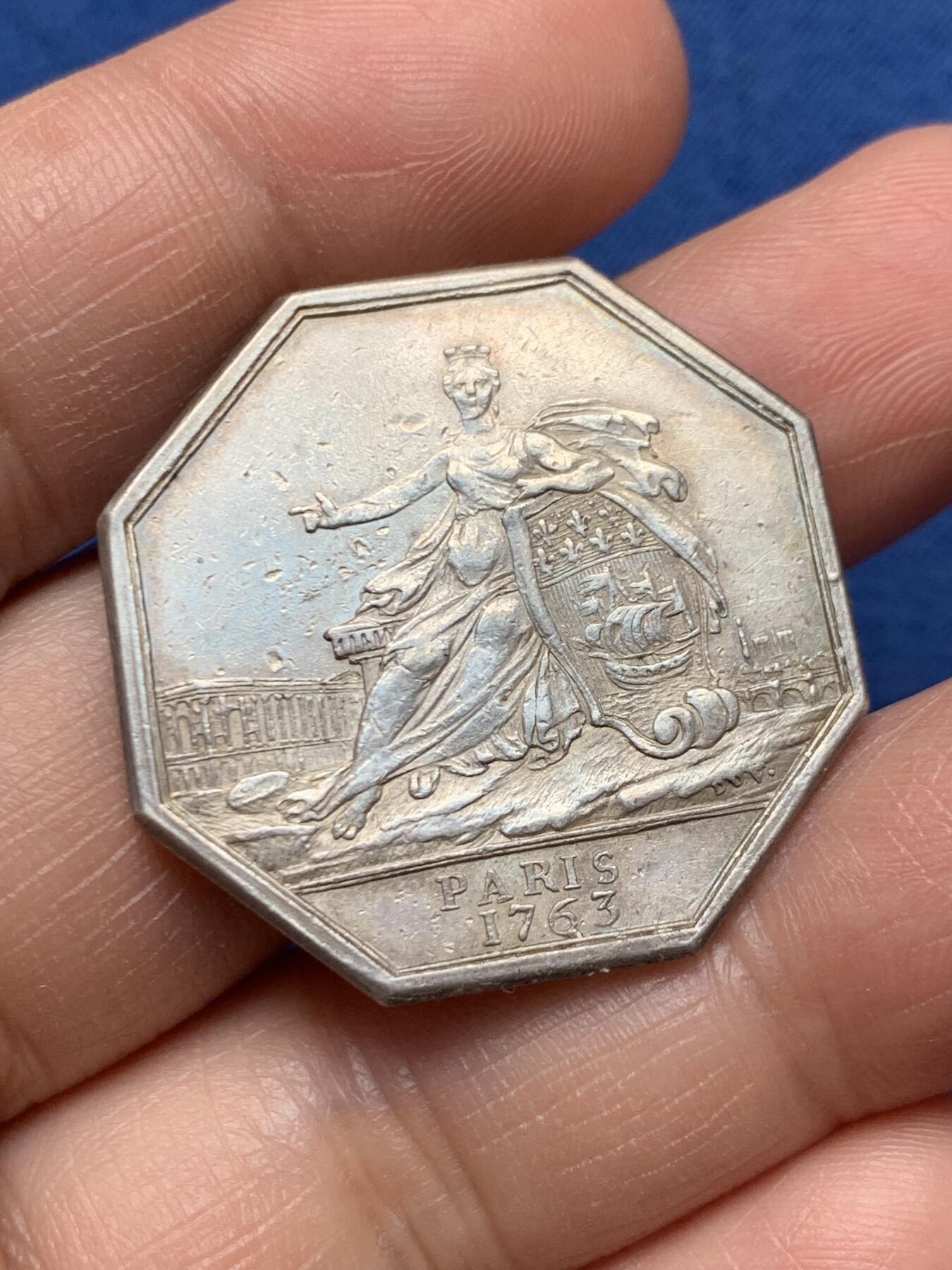 《竞宝斋》第472场 周日，周一，周二 3场连拍 （全场包邮）欢迎送拍 法国1763年带有巴黎教务长庞卡雷文章的八角银质代币，背后建筑罗浮宫和巴黎圣母院，14.41g，32mm，早期无边铭