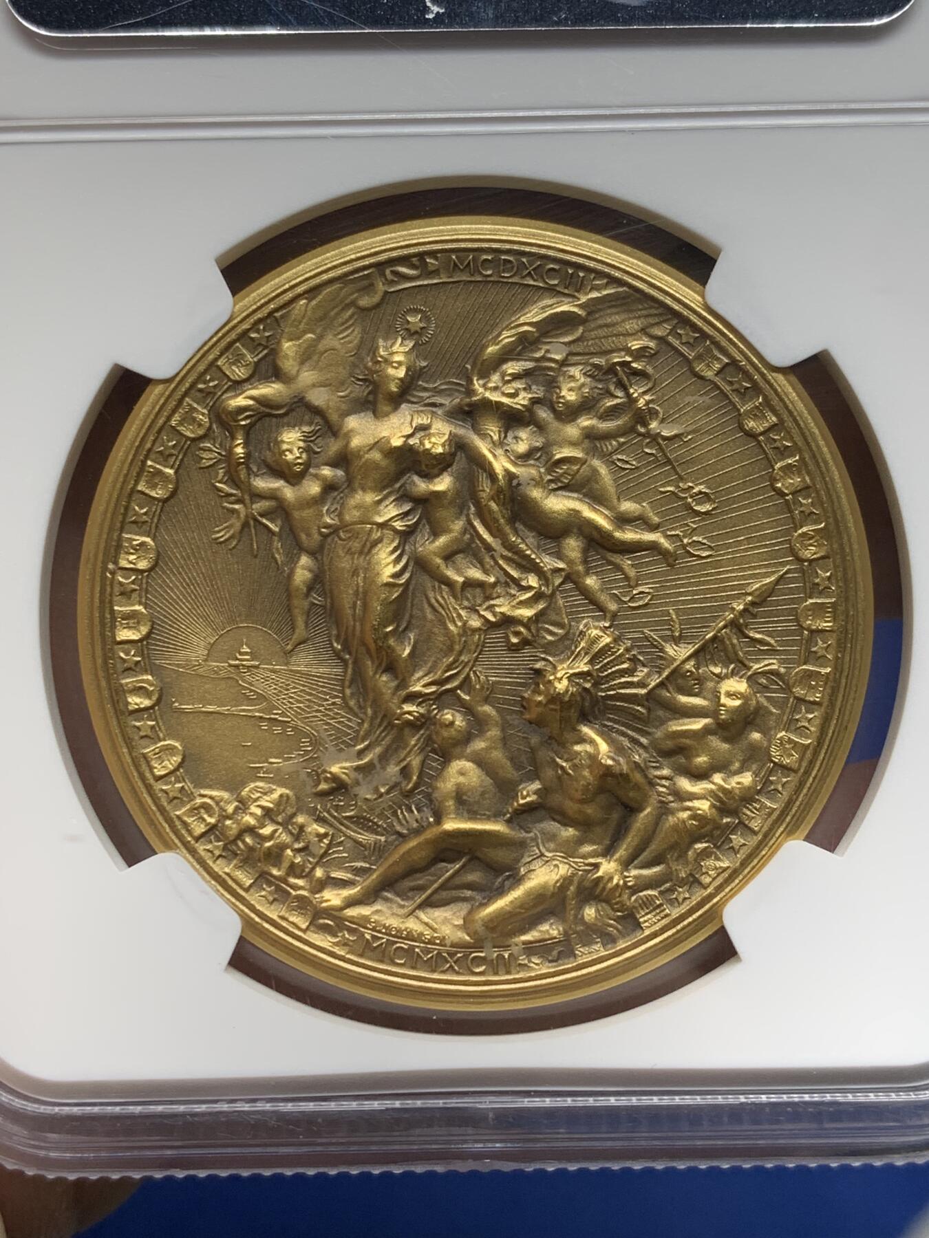 《竞宝斋》第472场 周日，周一，周二 3场连拍 （全场包邮）欢迎送拍 NGC MS69 意大利1992年纪念哥伦布发现每周大陆500周年大铜章，非常漂亮的高浮雕。意大利名家Ludovico设计作品，超级高分，足够自藏。