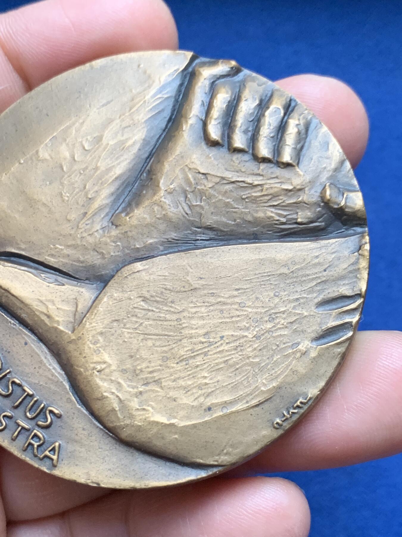 《竞宝斋》第472场 周日，周一，周二 3场连拍 （全场包邮）欢迎送拍 1989年首尔第44届国际圣体大会纪念铜章，主题为“基督是我们的和平”，是天主教重要的国际宗教会议，非常压手。112.1克，58.8mm。