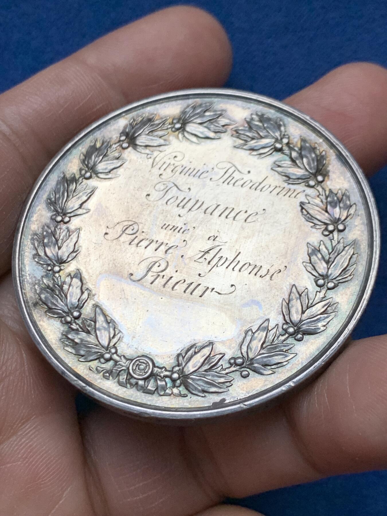 《竞宝斋》第472场 周日，周一，周二 3场连拍 （全场包邮）欢迎送拍 法国结婚纪念银章，泰里斯旧藏，《结婚币章目录》书中原物，目录编号632，T＆P花体字，由Toupane和 Prieur夫妇发行，64.25g，50.3mm，蜜蜂边铭，这么大尺寸的婚章很罕见